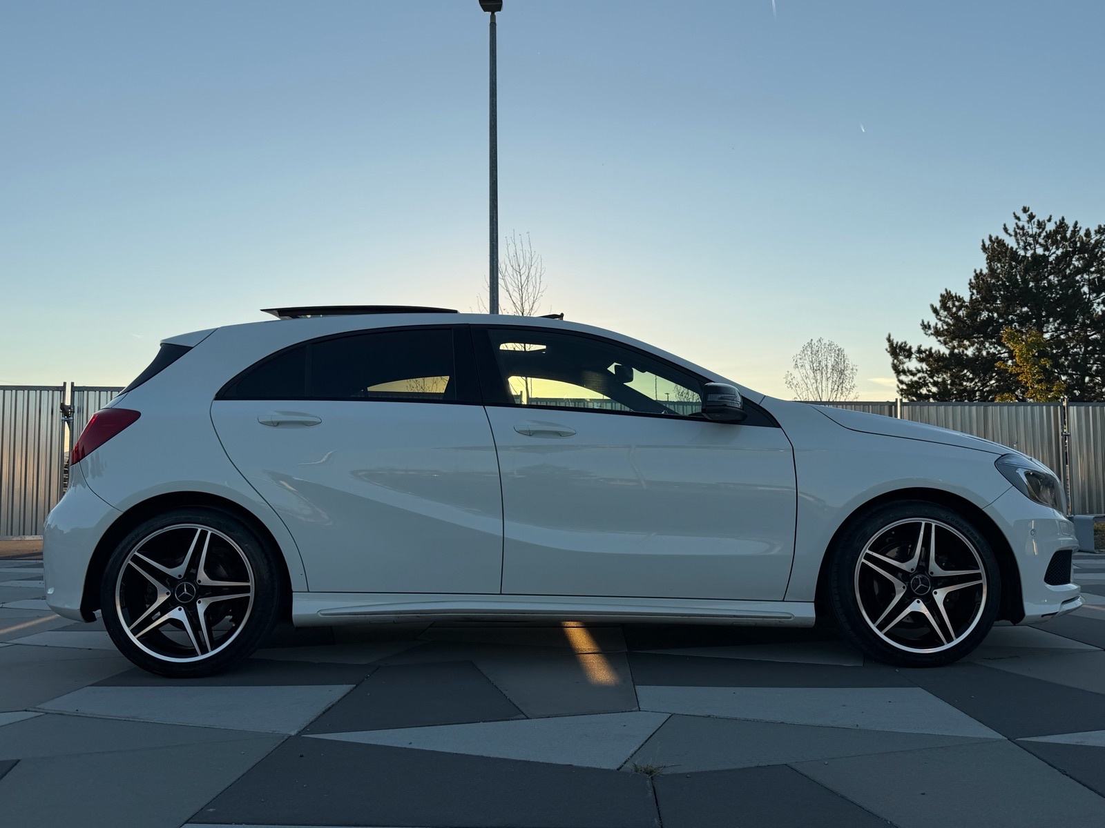 MERCEDES A200 AMG - PANO, XENON, AMBIENT, ALCANTARA, NAVI *97tkm*, fotografija 4