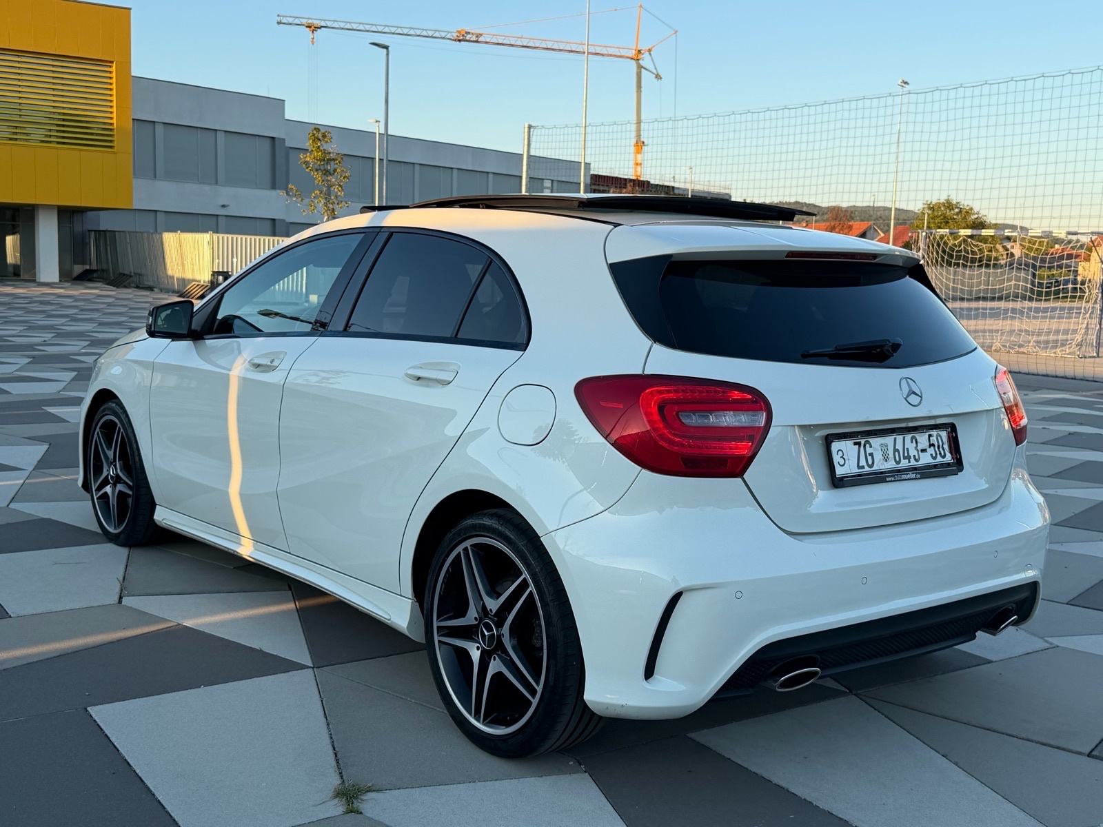 MERCEDES A200 AMG - PANO, XENON, AMBIENT, ALCANTARA, NAVI *97tkm*, fotografija 6