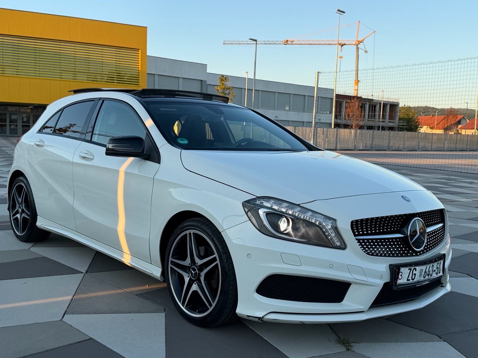 MERCEDES A200 AMG - PANO, XENON, AMBIENT, ALCANTARA, NAVI *97tkm*, fotografija 2