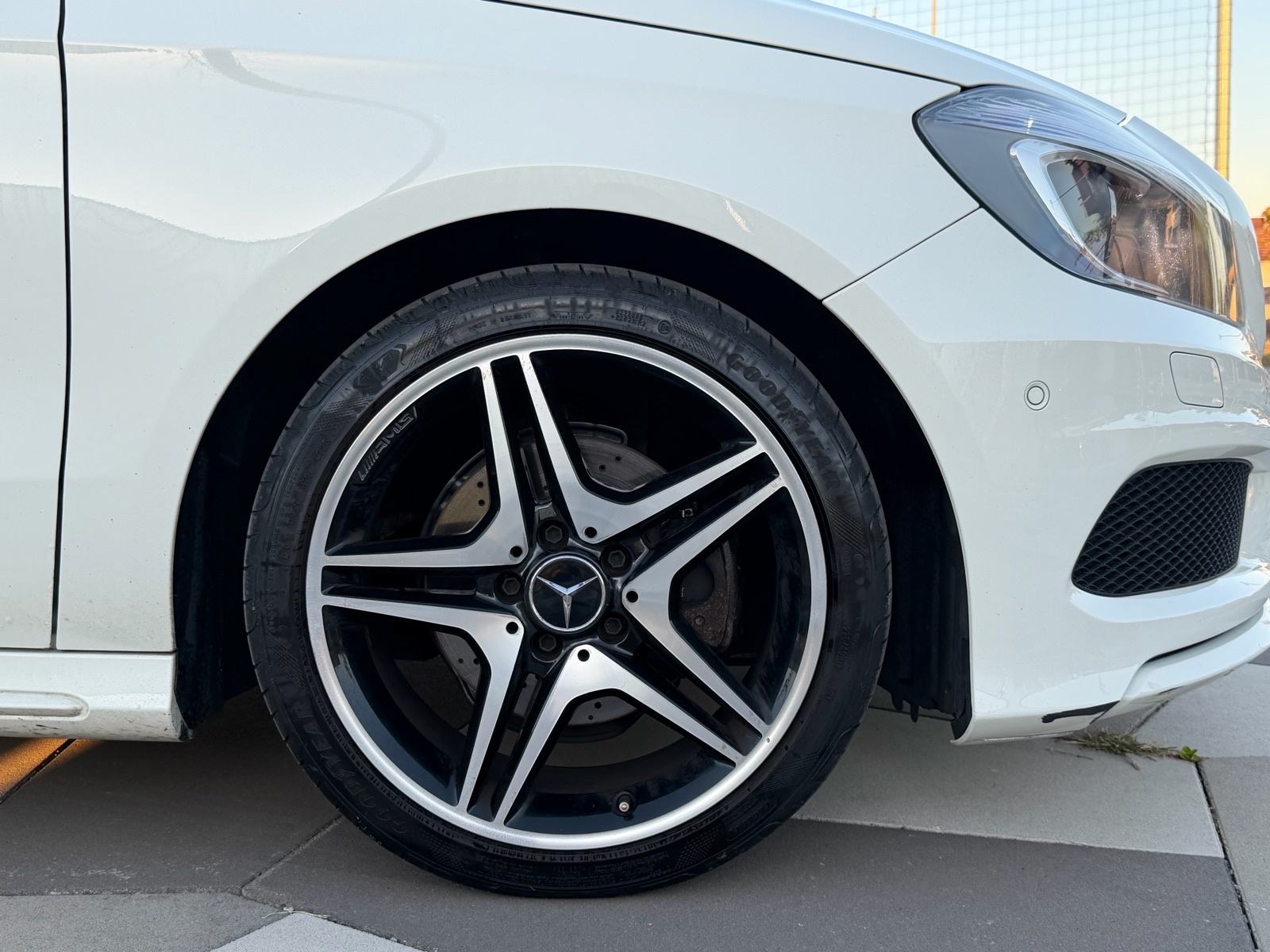 MERCEDES A200 AMG - PANO, XENON, AMBIENT, ALCANTARA, NAVI *97tkm*, fotografija 9