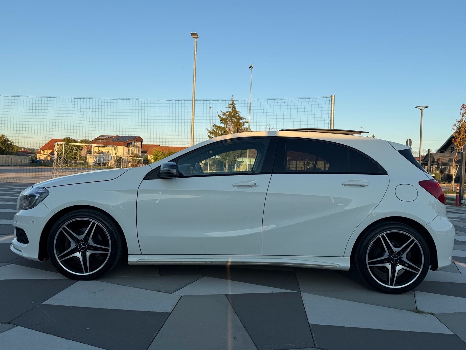 MERCEDES A200 AMG - PANO, XENON, AMBIENT, ALCANTARA, NAVI *97tkm*, fotografija 5