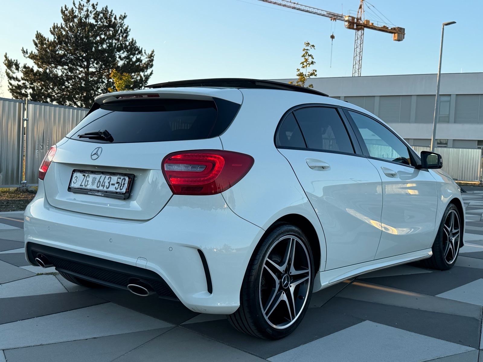 MERCEDES A200 AMG - PANO, XENON, AMBIENT, ALCANTARA, NAVI *97tkm*, fotografija 8