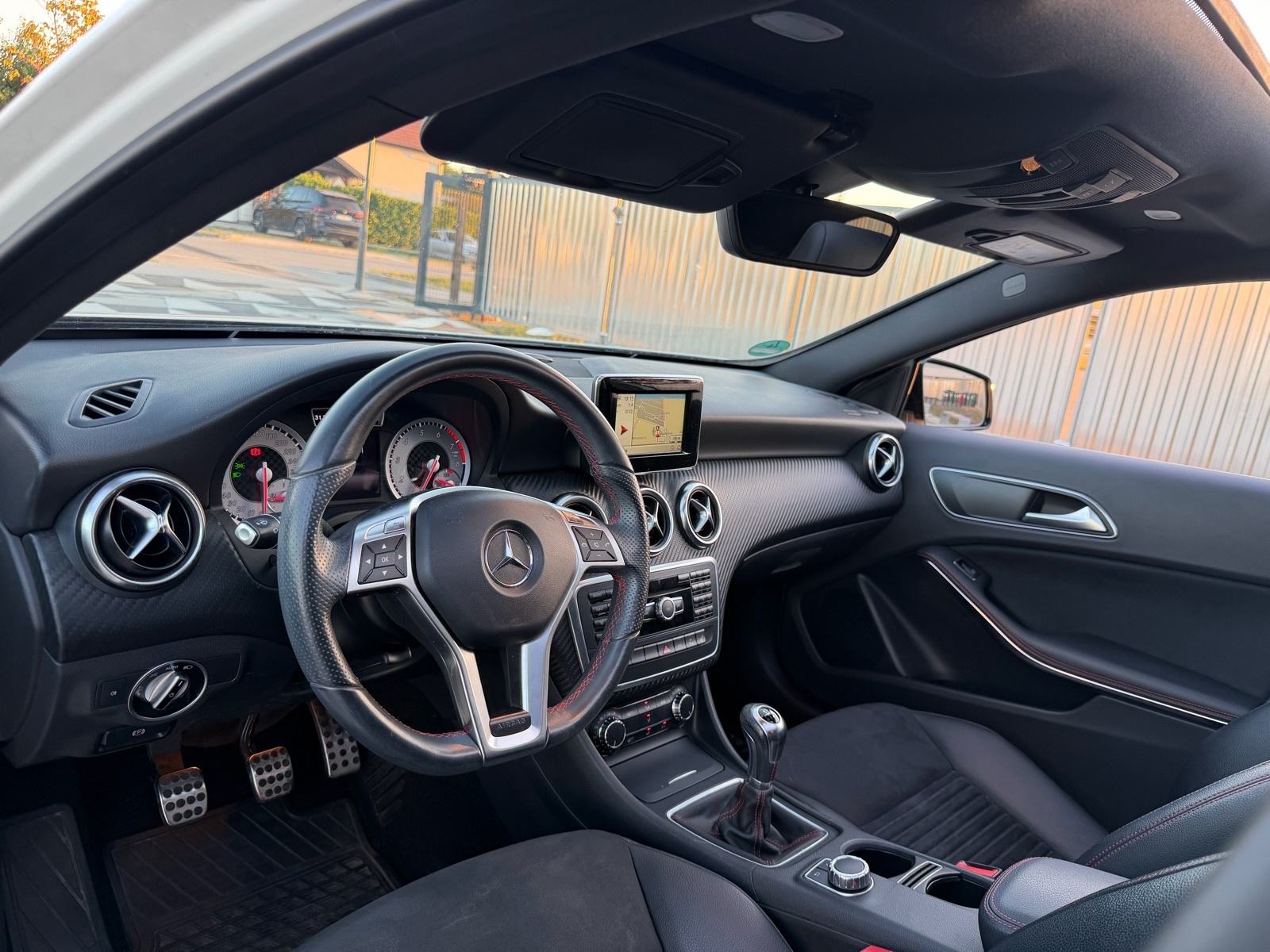 MERCEDES A200 AMG - PANO, XENON, AMBIENT, ALCANTARA, NAVI *97tkm*, fotografija 11