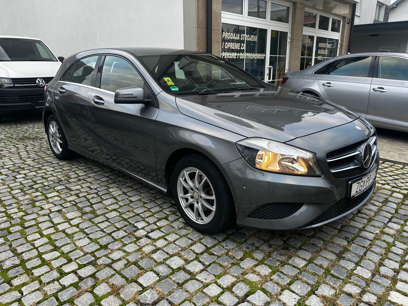 Mercedes-Benz A-klasa A-180CDI Automatik izvrsno stanje, fotografija 3