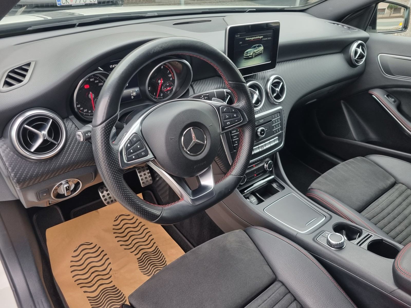Mercedes-Benz A180 AMG, automatik, MAPIRAN, iznimnog zvuka i performan, fotografija 16