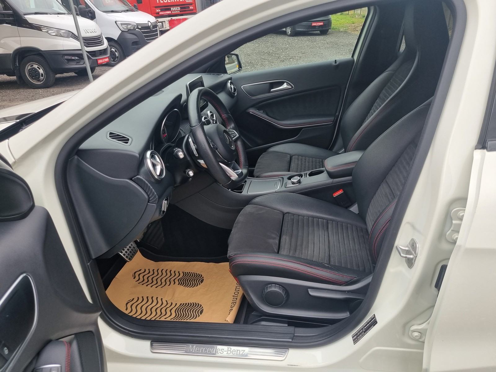 Mercedes-Benz A180 AMG, automatik, MAPIRAN, iznimnog zvuka i performan, fotografija 17