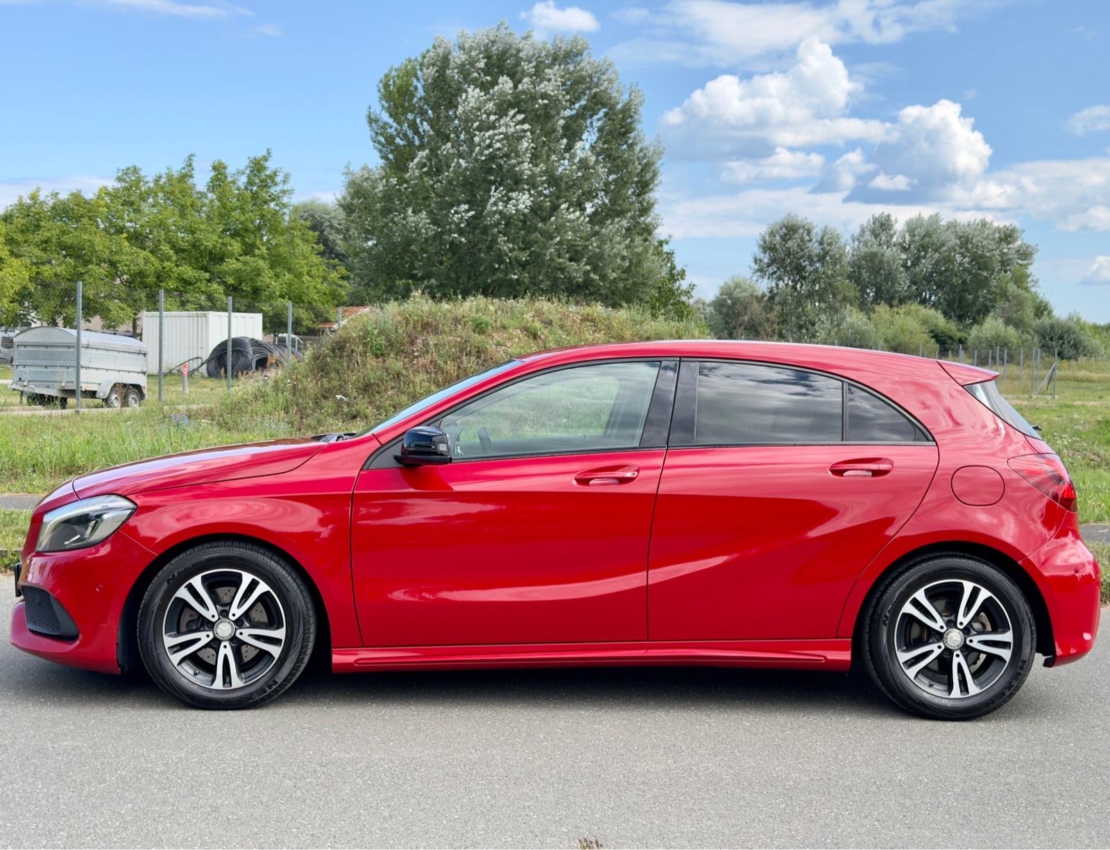 Mercedes-Benz A200d AMG | NAVI | KAMERA | REG 7/2027 | Besprijekoran!, fotografija 6
