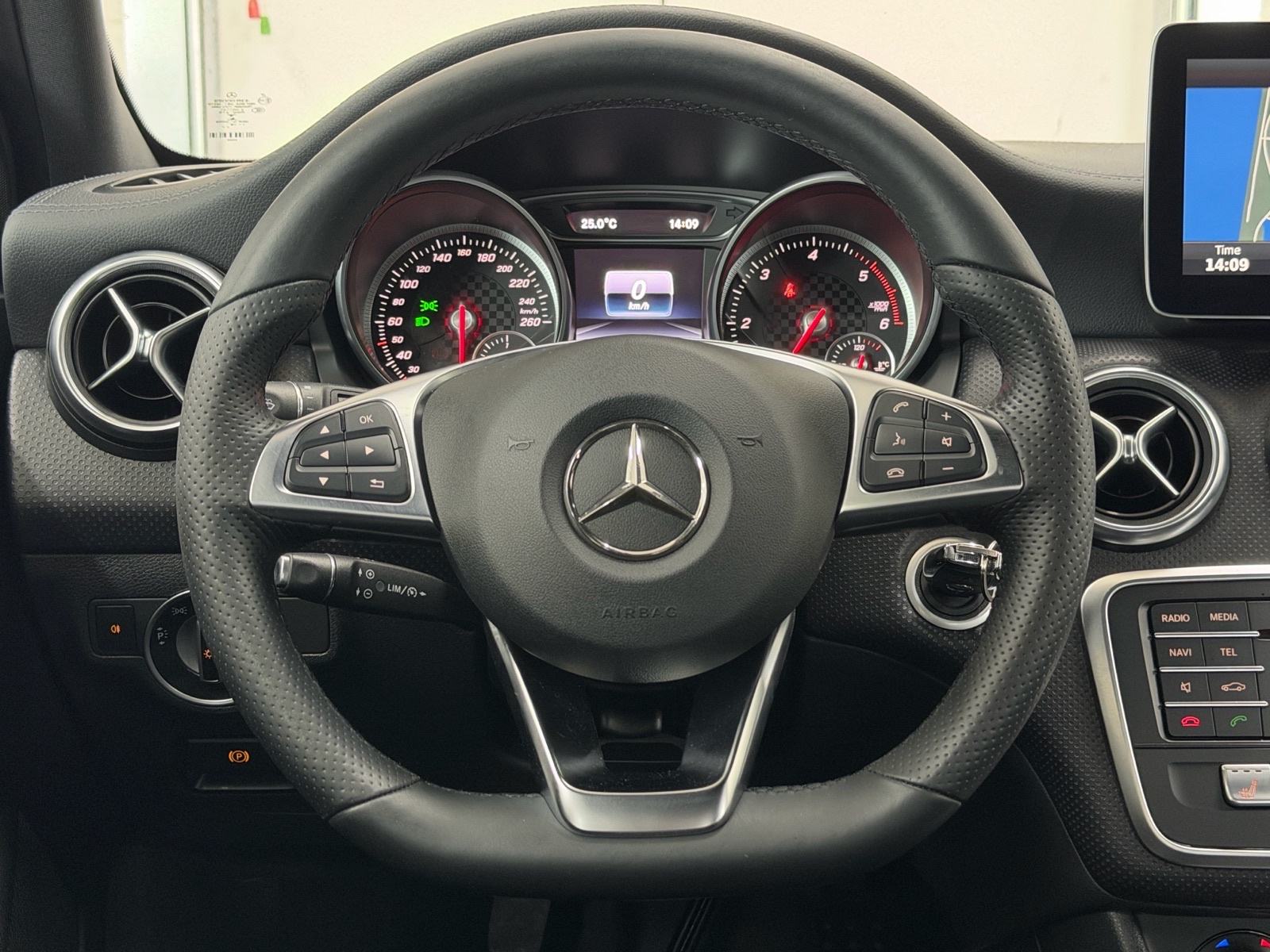 Mercedes-Benz A200d AMG | NAVI | KAMERA | REG 7/2027 | Besprijekoran!, fotografija 10