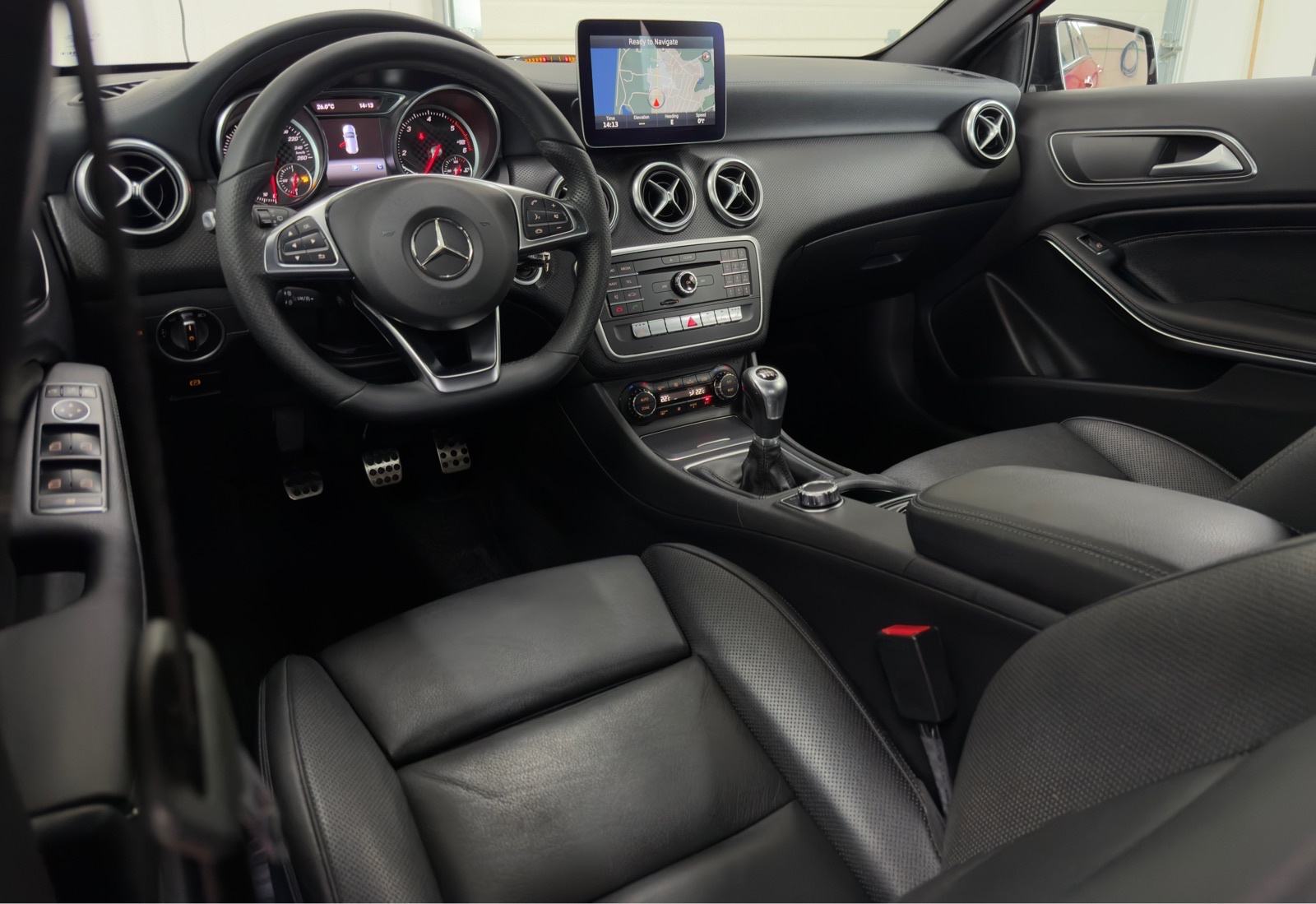 Mercedes-Benz A200d AMG | NAVI | KAMERA | REG 7/2027 | Besprijekoran!, fotografija 16