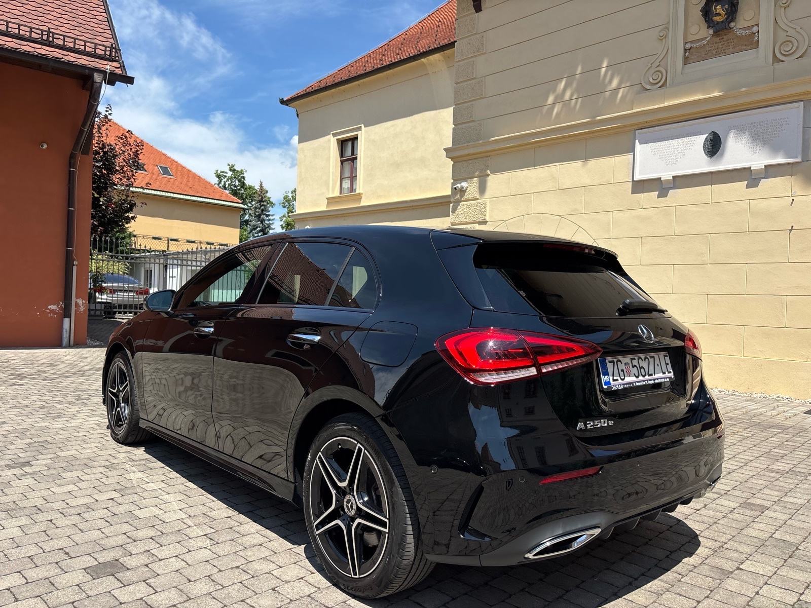 Mercedes-Benz A250e, AMG line, Tvornicka garancija, pogled izvana - slika 3