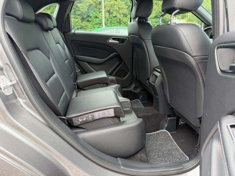 Mercedes-Benz B 180 d *EXCLUSIVE EDITON*LED SVJETLA*P.D.C*FULL, fotografija 12