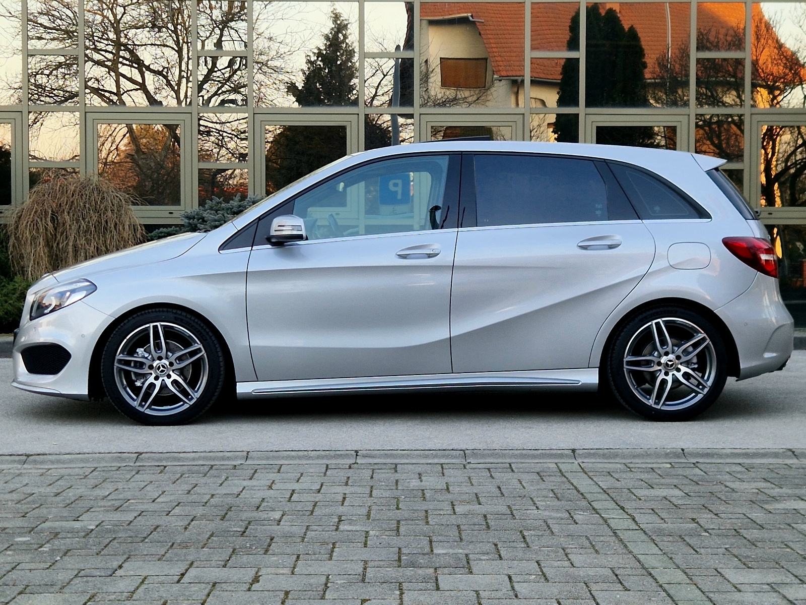 MERCEDES-BENZ B-KLASA 180 CDI AMG - *PRVI VLASNIK - SERVISNA KNJIGA**, fotografija 9
