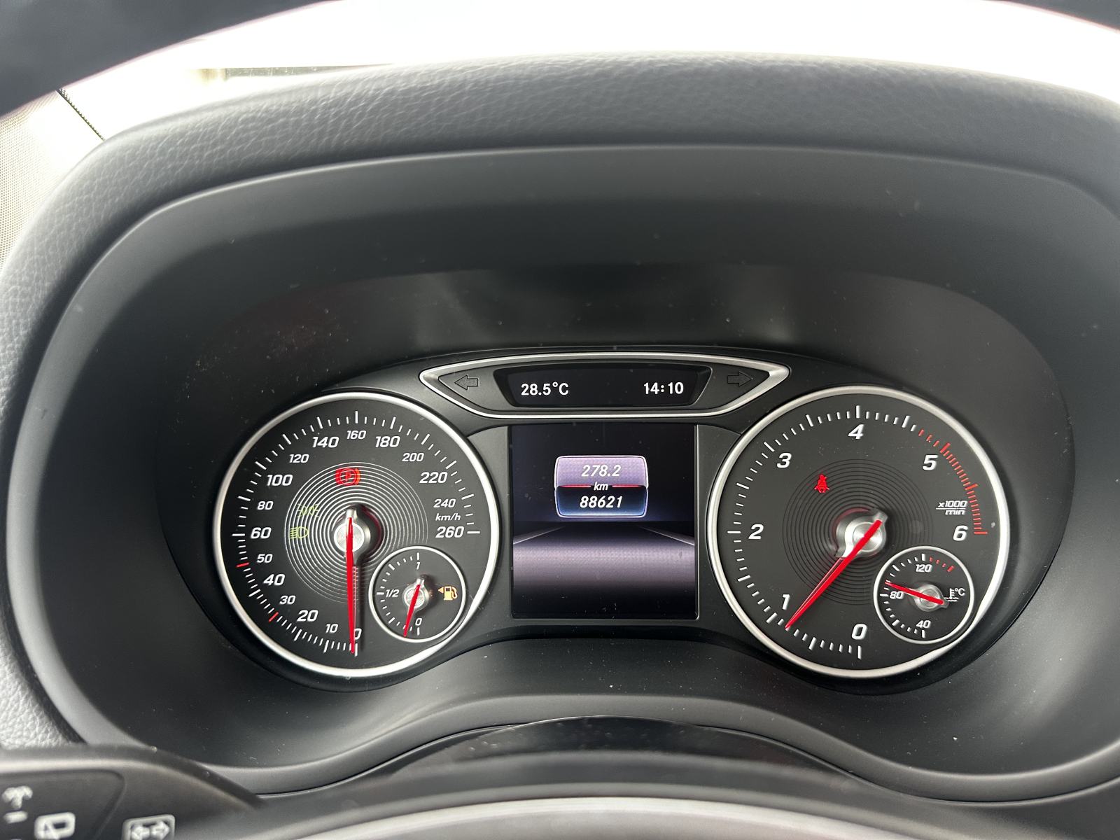 Mercedes-Benz B-klasa 180 D/LED/NAVI/SENZORI/88.630 km, fotografija 17