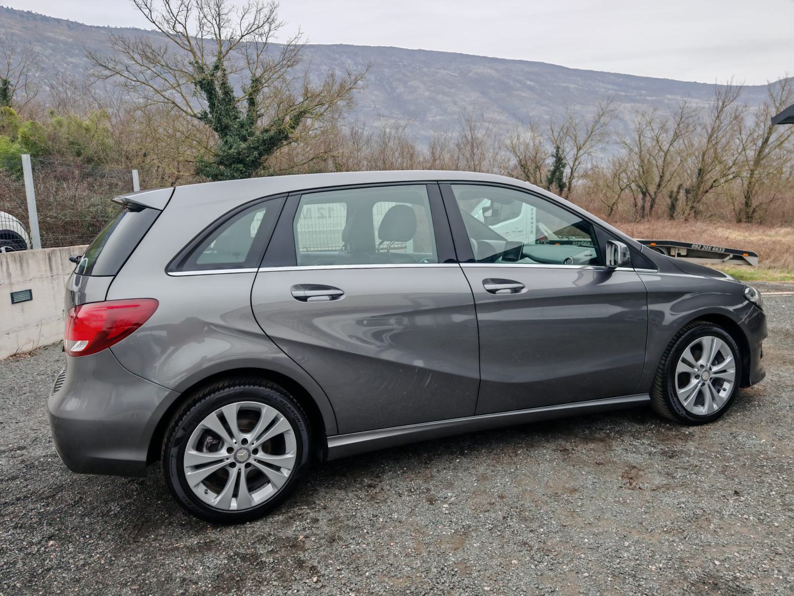 Mercedes-Benz B-klasa 180 d SPORT ** crno nebo, alu 17 ** TOP STANJE ❗, fotografija 4