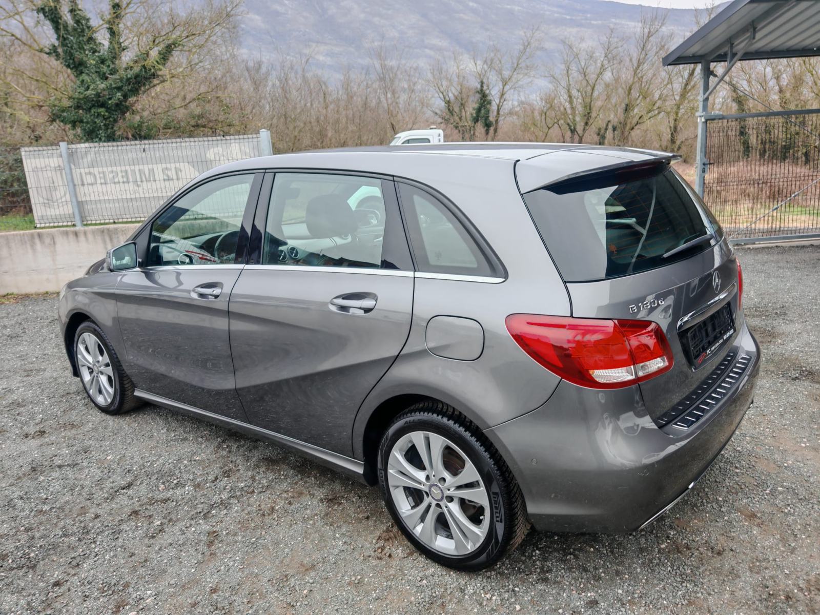 Mercedes-Benz B-klasa 180 d SPORT ** crno nebo, alu 17 ** TOP STANJE ❗, fotografija 5