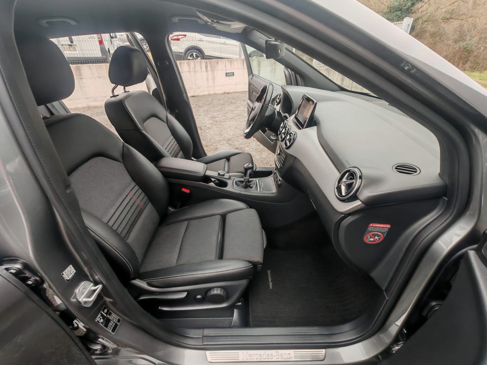 Mercedes-Benz B-klasa 180 d SPORT ** crno nebo, alu 17 ** TOP STANJE ❗, fotografija 18