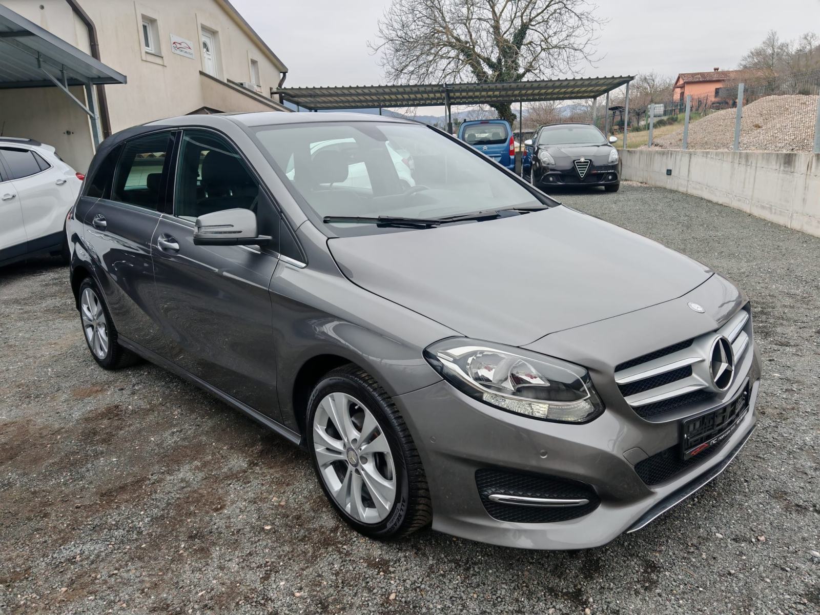 Mercedes-Benz B-klasa 180 d SPORT ** crno nebo, alu 17 ** TOP STANJE ❗, fotografija 9