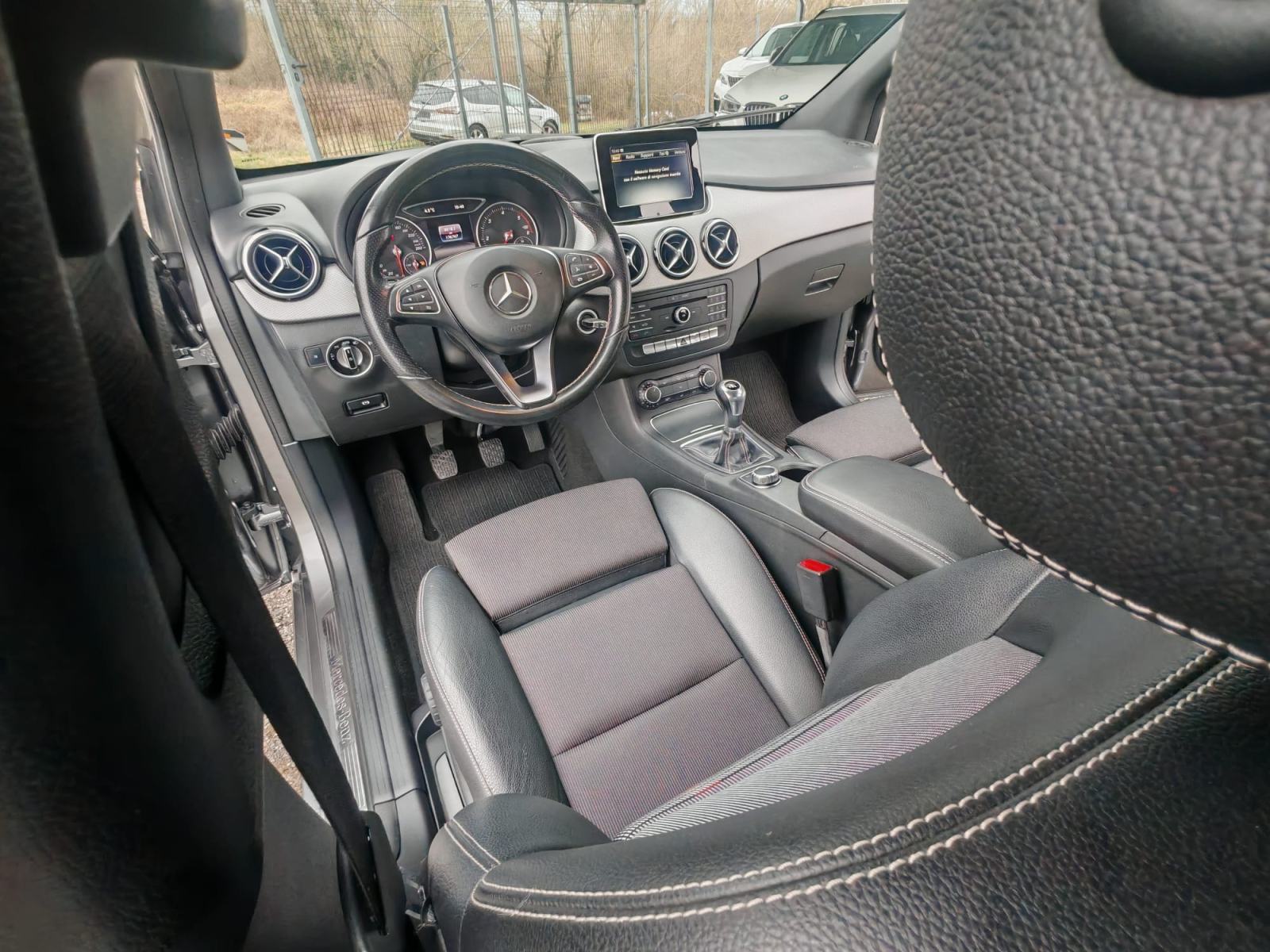 Mercedes-Benz B-klasa 180 d SPORT ** crno nebo, alu 17 ** TOP STANJE ❗, fotografija 17