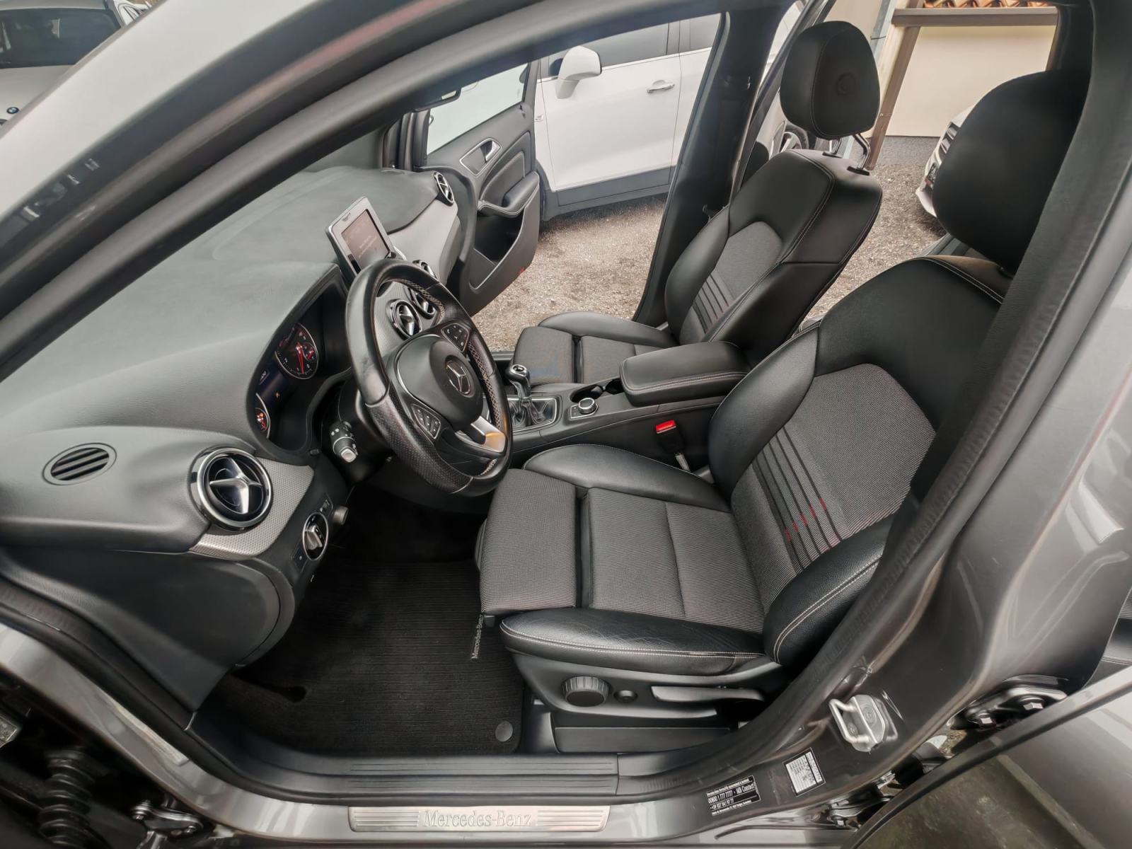 Mercedes-Benz B-klasa 180 d SPORT ** crno nebo, alu 17 ** TOP STANJE ❗, fotografija 19