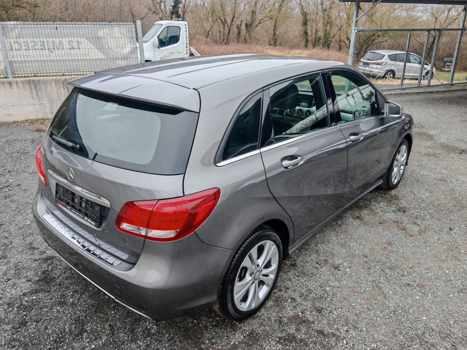 Mercedes-Benz B-klasa 180 d SPORT ** crno nebo, alu 17 ** TOP STANJE ❗, fotografija 10