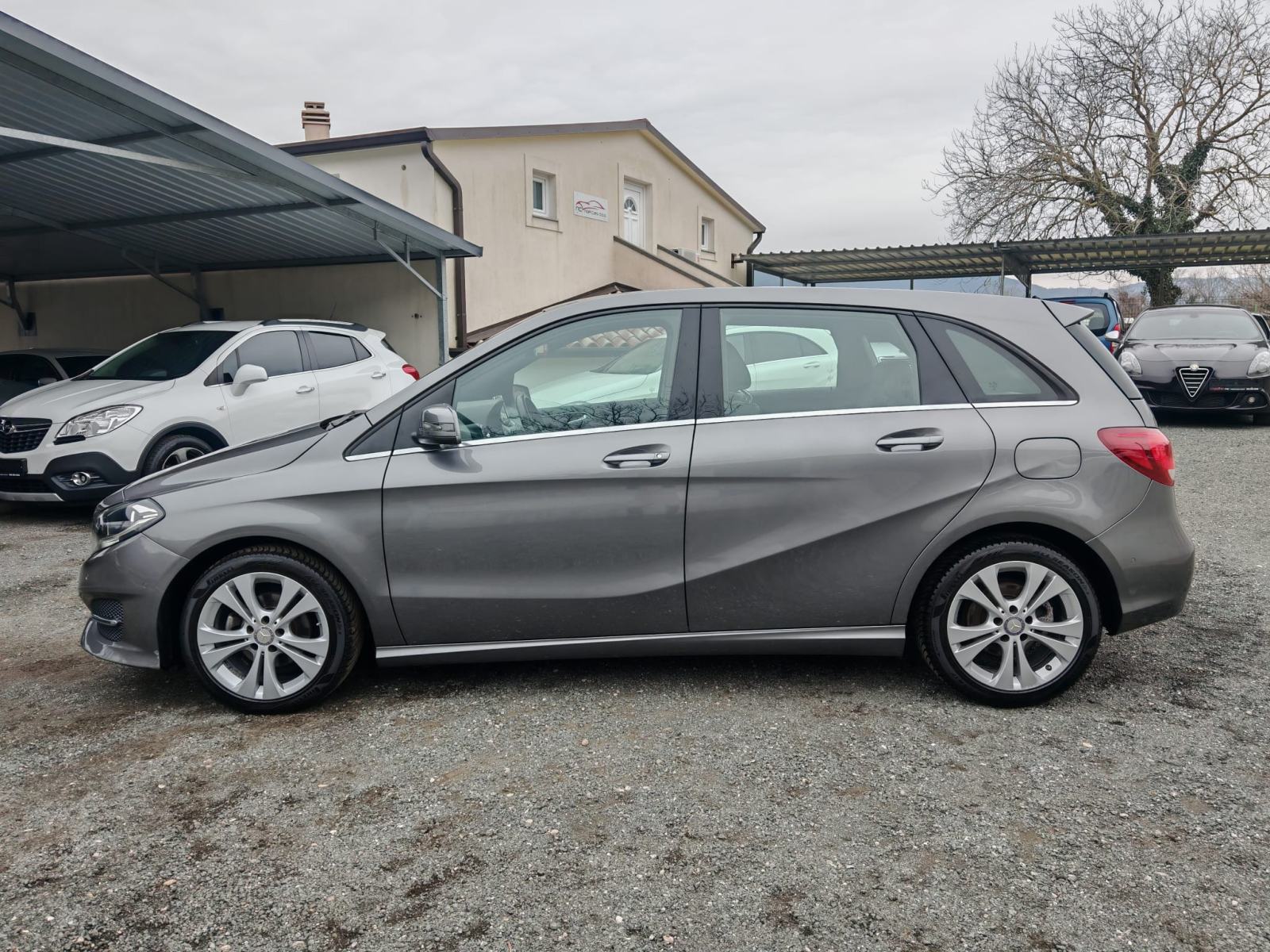 Mercedes-Benz B-klasa 180 d SPORT ** crno nebo, alu 17 ** TOP STANJE ❗, fotografija 11