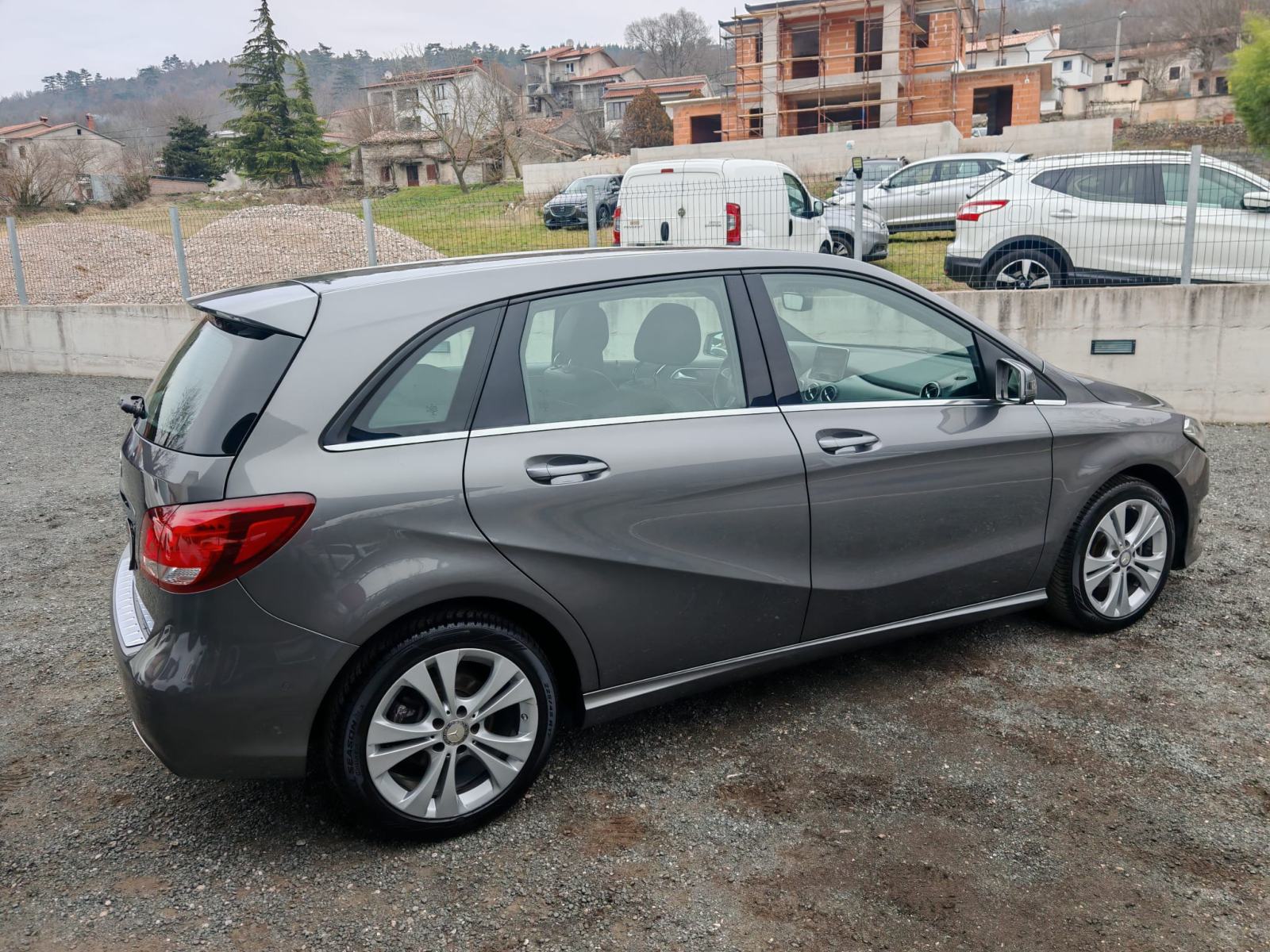 Mercedes-Benz B-klasa 180 d SPORT ** crno nebo, alu 17 ** TOP STANJE ❗, fotografija 12