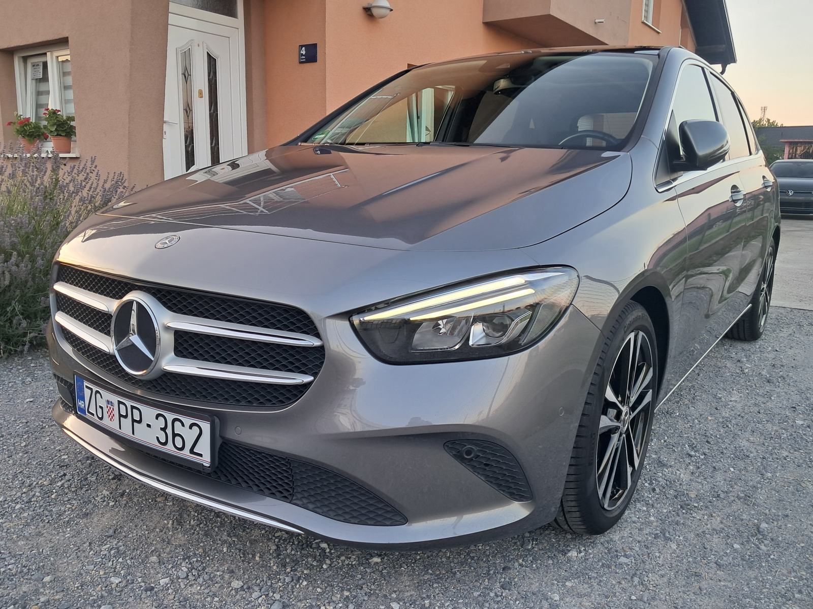 Mercedes-Benz B-klasa 200d*8G-DCT*PANORAMA*KAMERA*FULL LED*WIDESCREEN*, fotografija 1