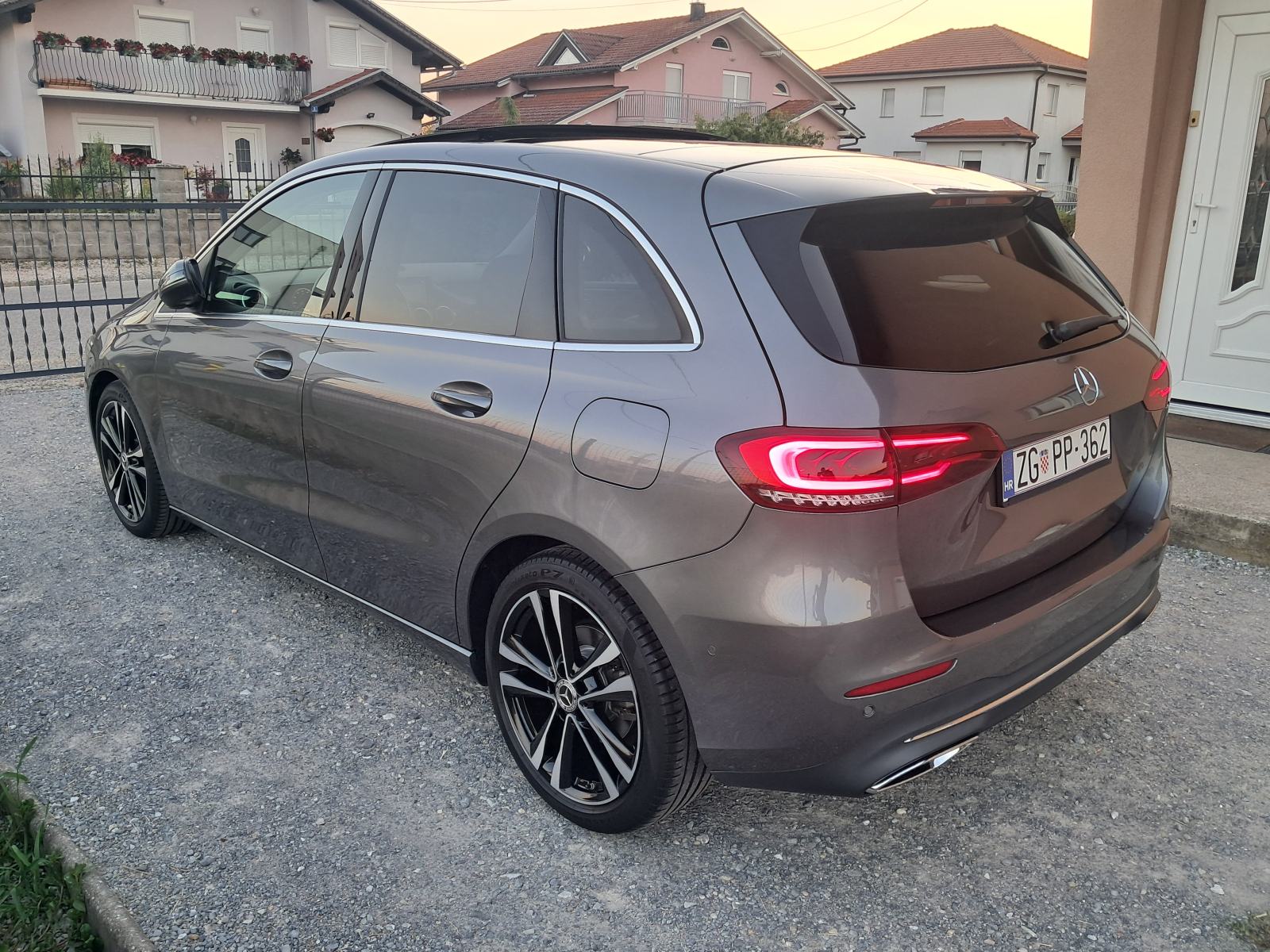 Mercedes-Benz B-klasa 200d*8G-DCT*PANORAMA*KAMERA*FULL LED*WIDESCREEN*, fotografija 3