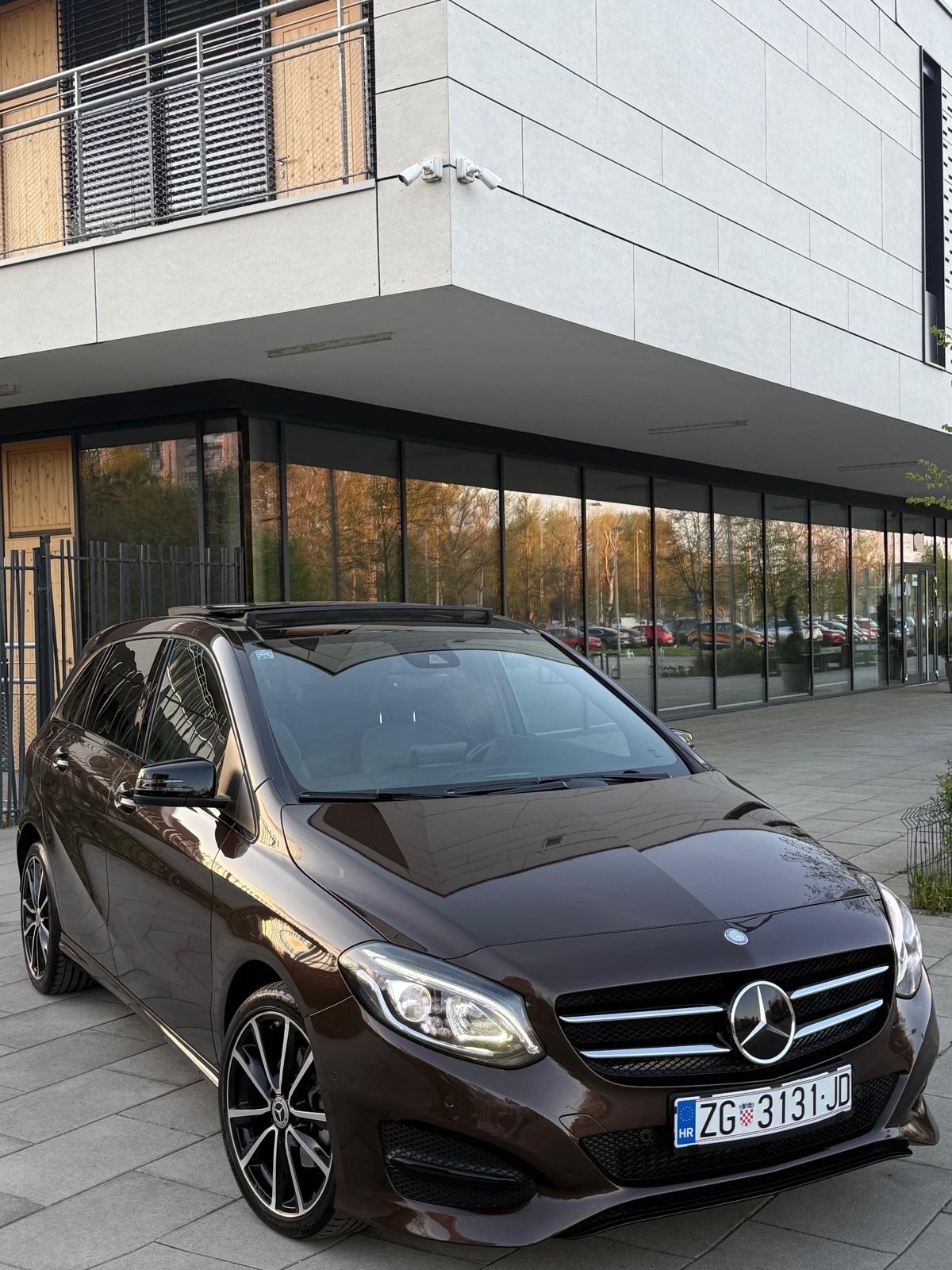 Mercedes-Benz B-klasa 220 4MATIC automatik, pogled izvana - slika 1