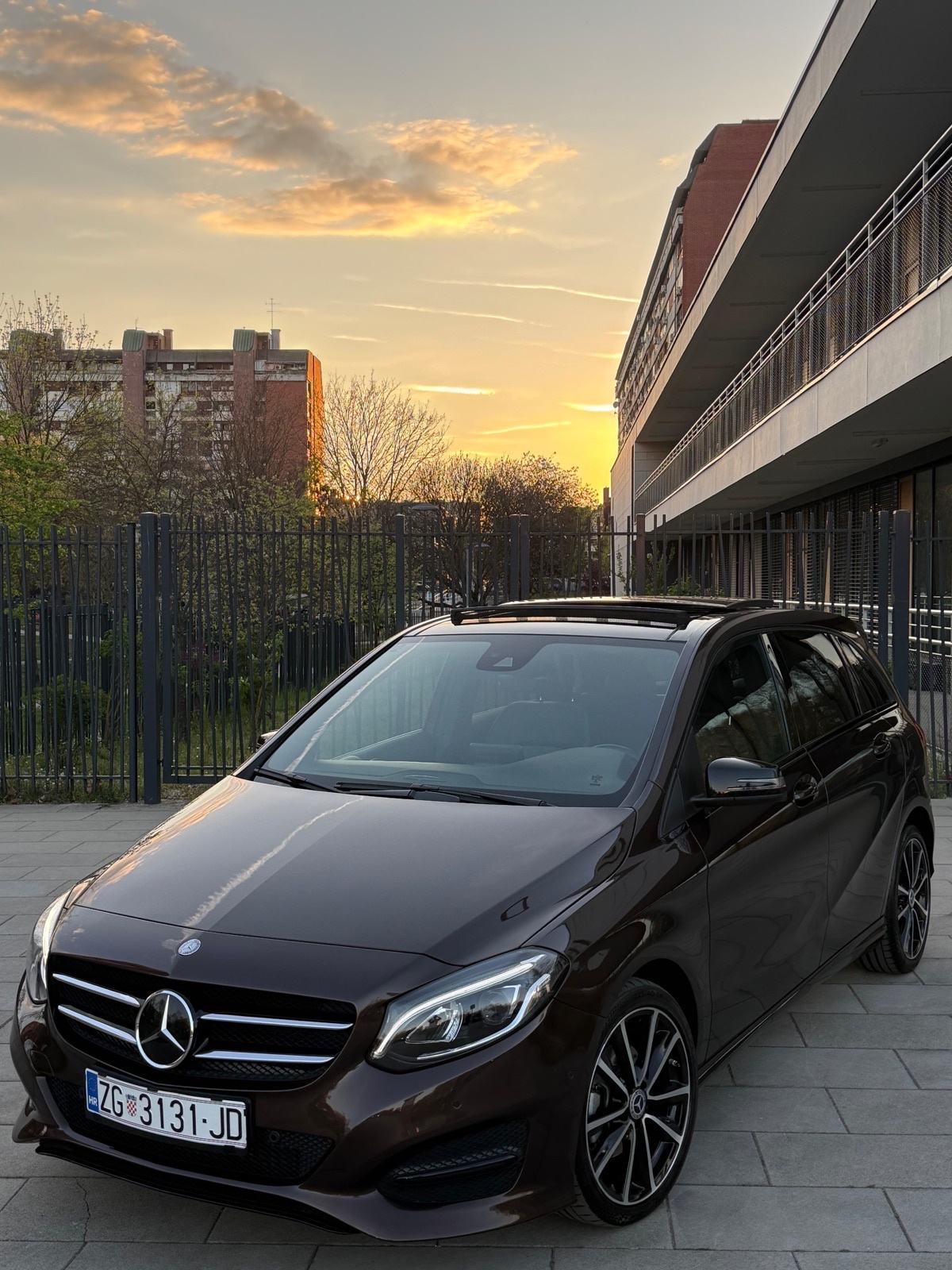 Mercedes-Benz B-klasa 220 4MATIC automatik, pogled izvana - slika 2