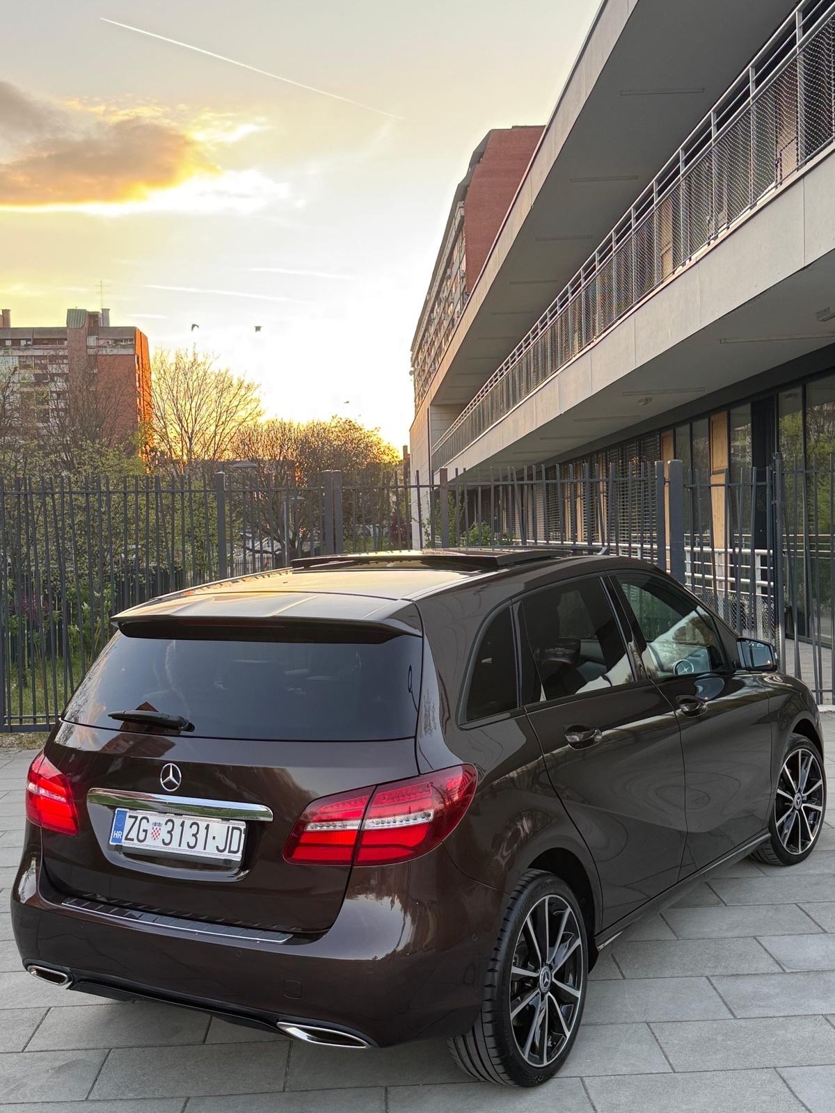 Mercedes-Benz B-klasa 220 4MATIC automatik, pogled izvana - slika 3