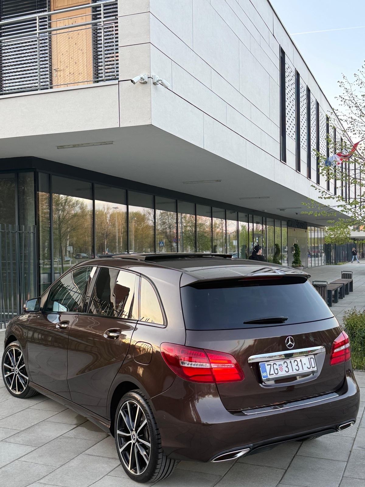 Mercedes-Benz B-klasa 220 4MATIC automatik, fotografija 13
