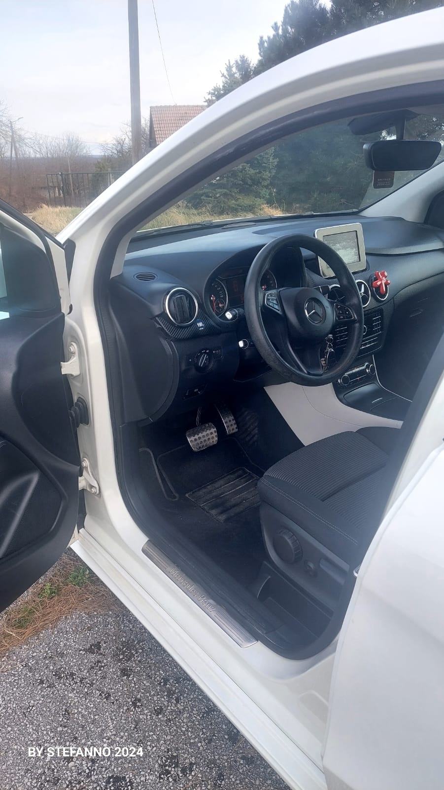 Mercedes-Benz B-klasa 220 d, fotografija 17