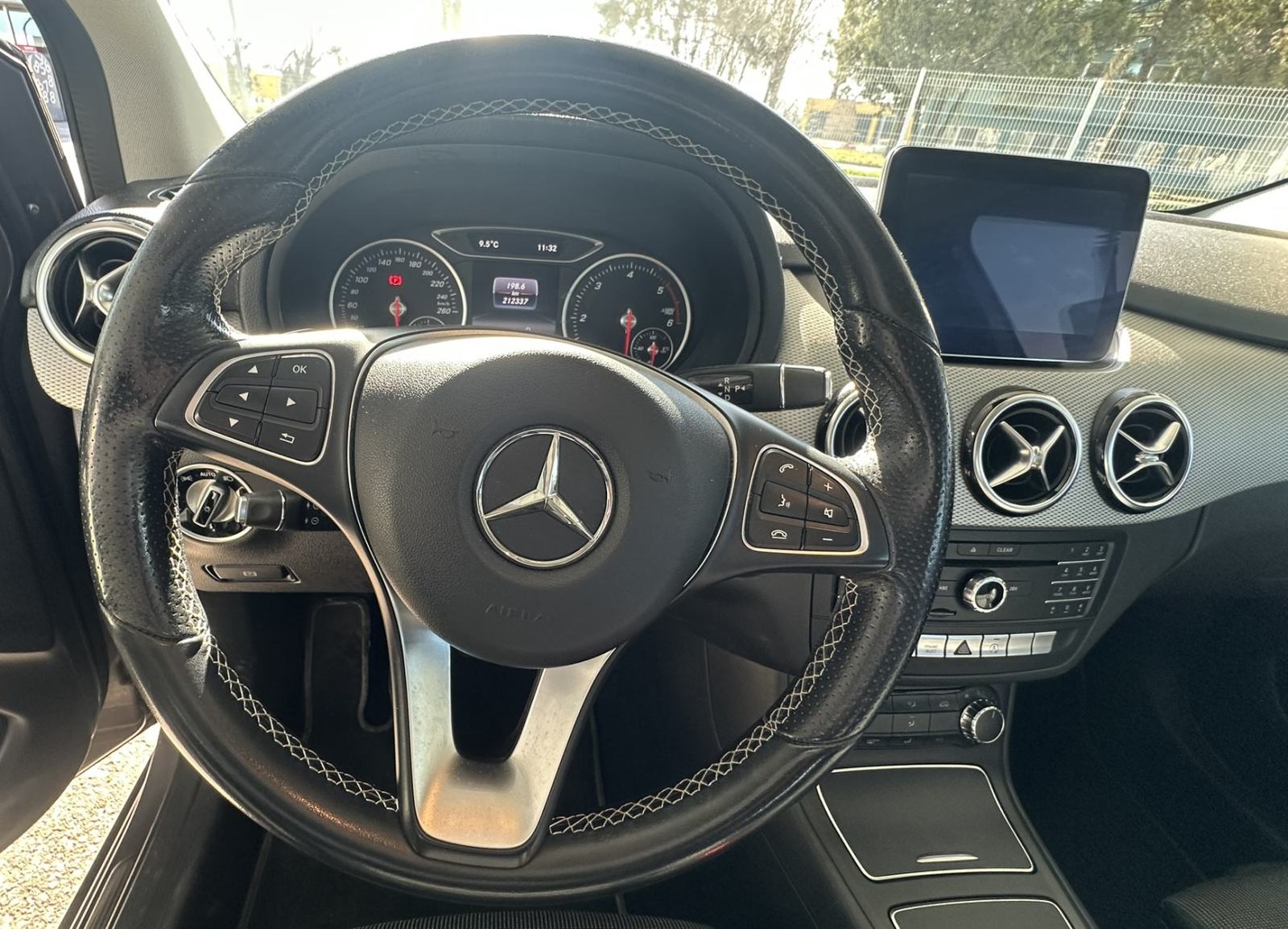 Mercedes-Benz B-klasa B180d automatik, stražnja kamera, LED svijetla, fotografija 10