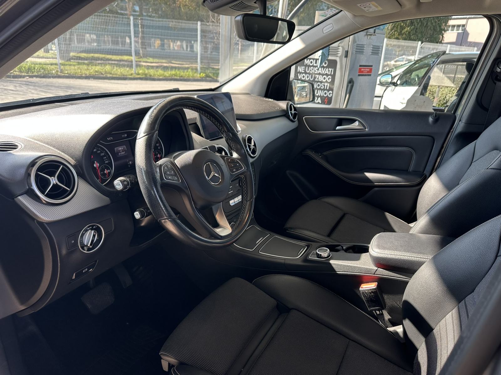 Mercedes-Benz B-klasa B180d automatik, stražnja kamera, LED svijetla, fotografija 14