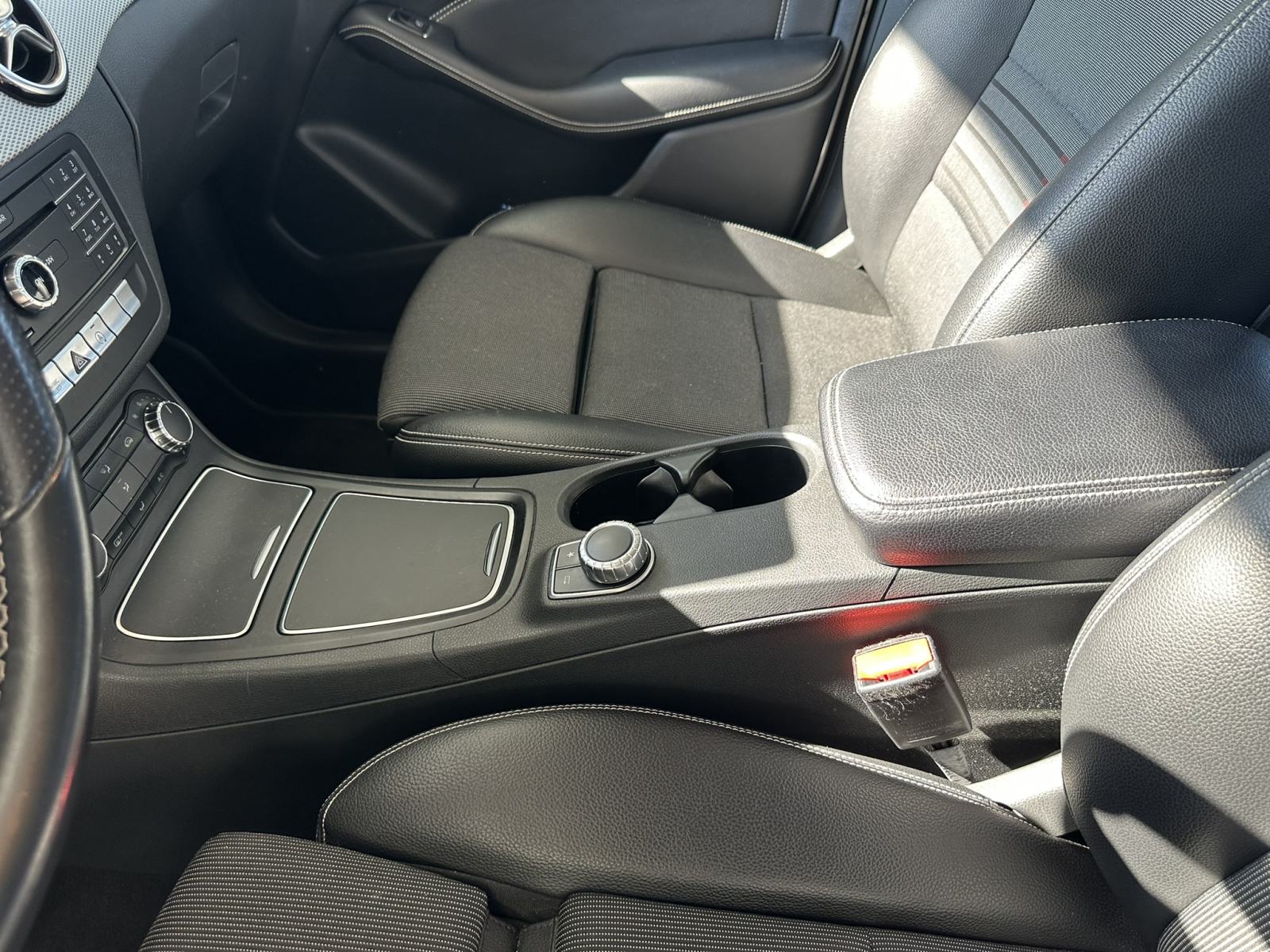 Mercedes-Benz B-klasa B180d automatik, stražnja kamera, LED svijetla, fotografija 15