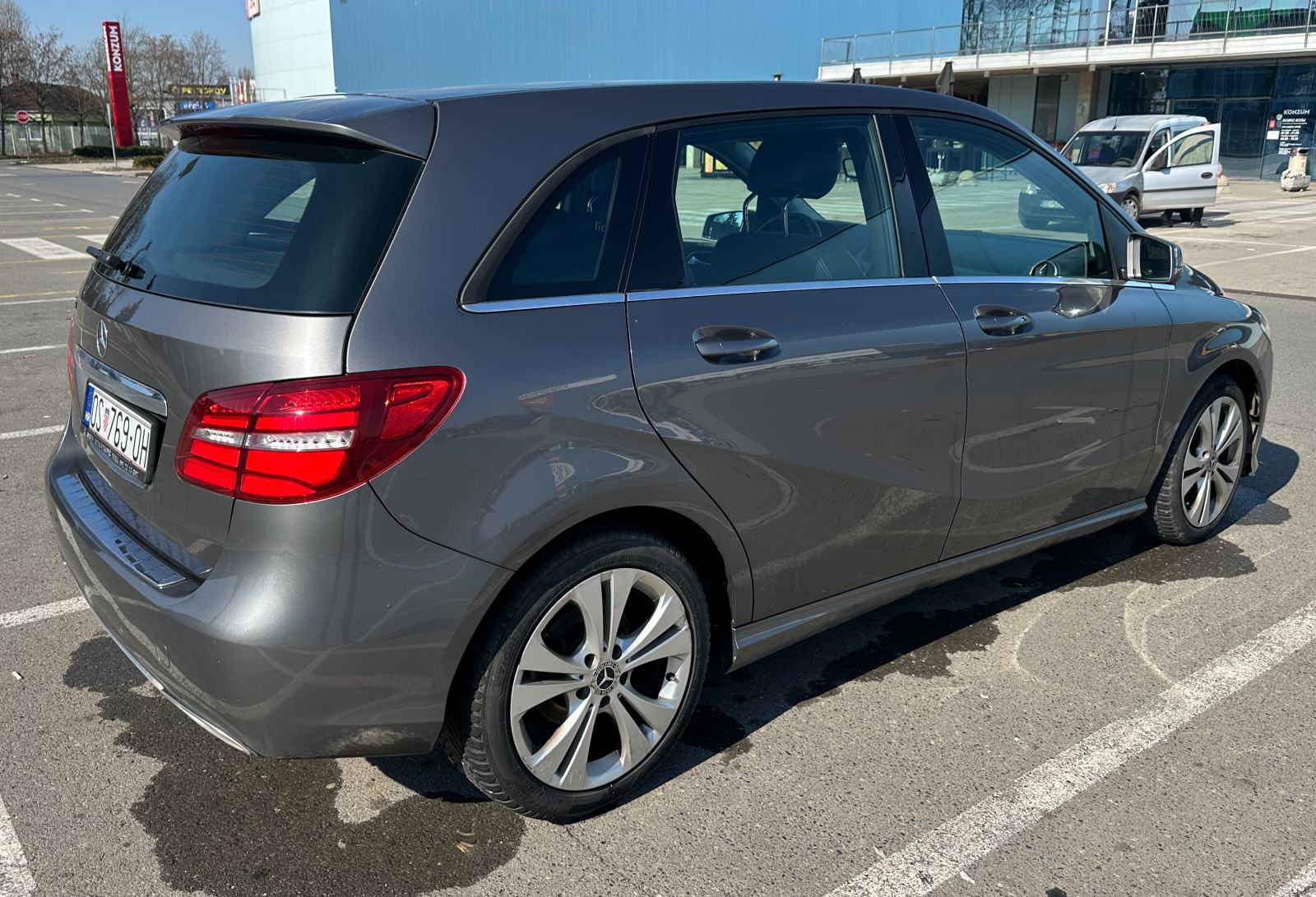 Mercedes-Benz B-klasa B180d automatik, stražnja kamera, LED svijetla, fotografija 7