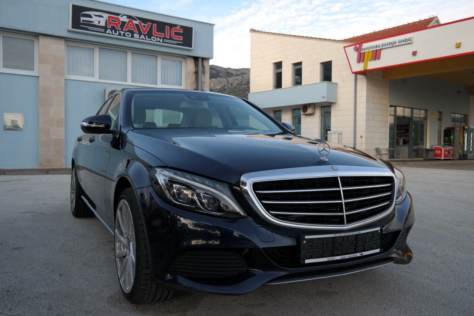 Mercedes-Benz C 220 CDI automat navigacija,koža,ksenon,servisna knjiga, pogled izvana - slika 1