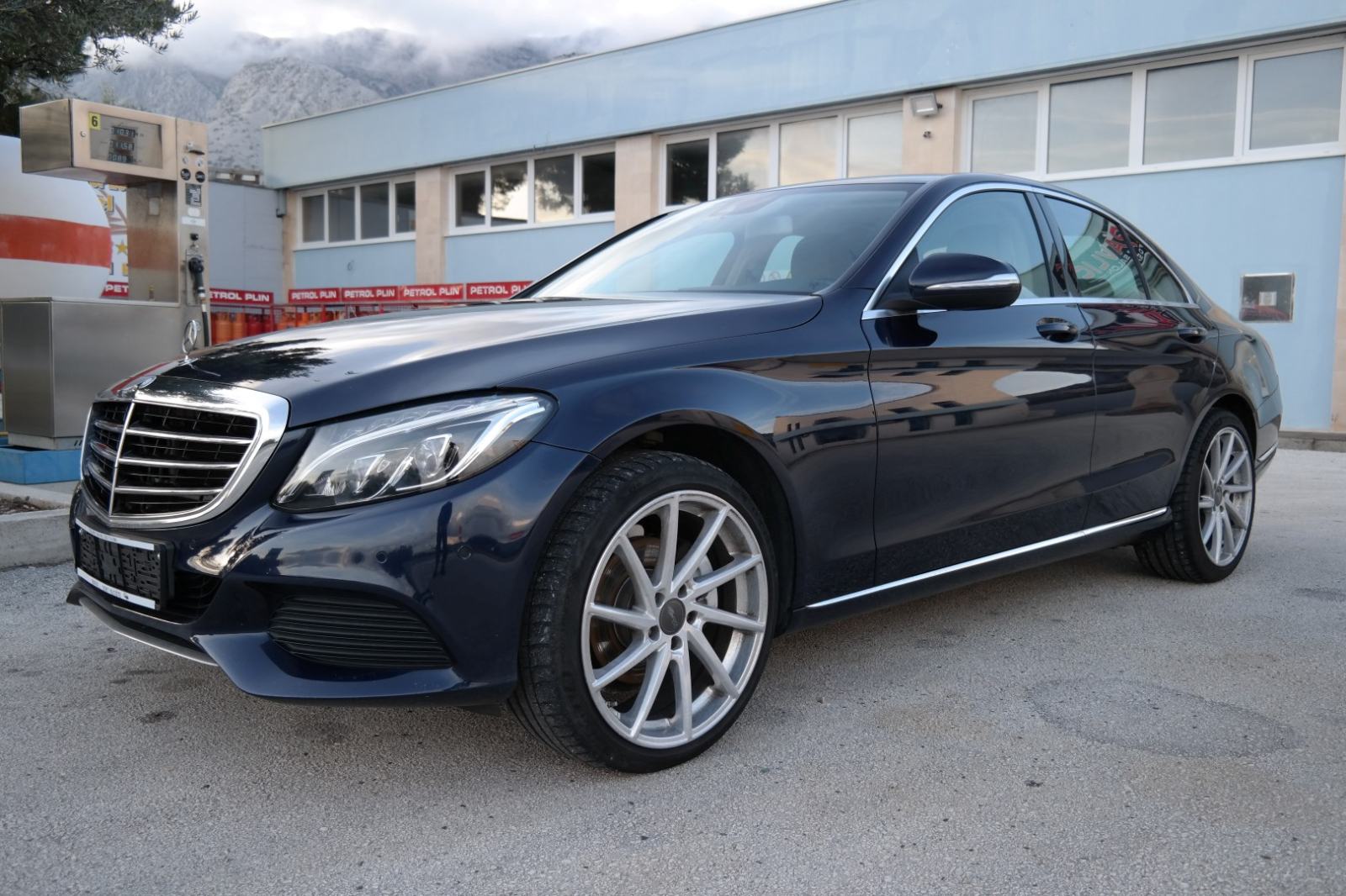 Mercedes-Benz C 220 CDI automat navigacija,koža,ksenon,servisna knjiga, pogled izvana - slika 3
