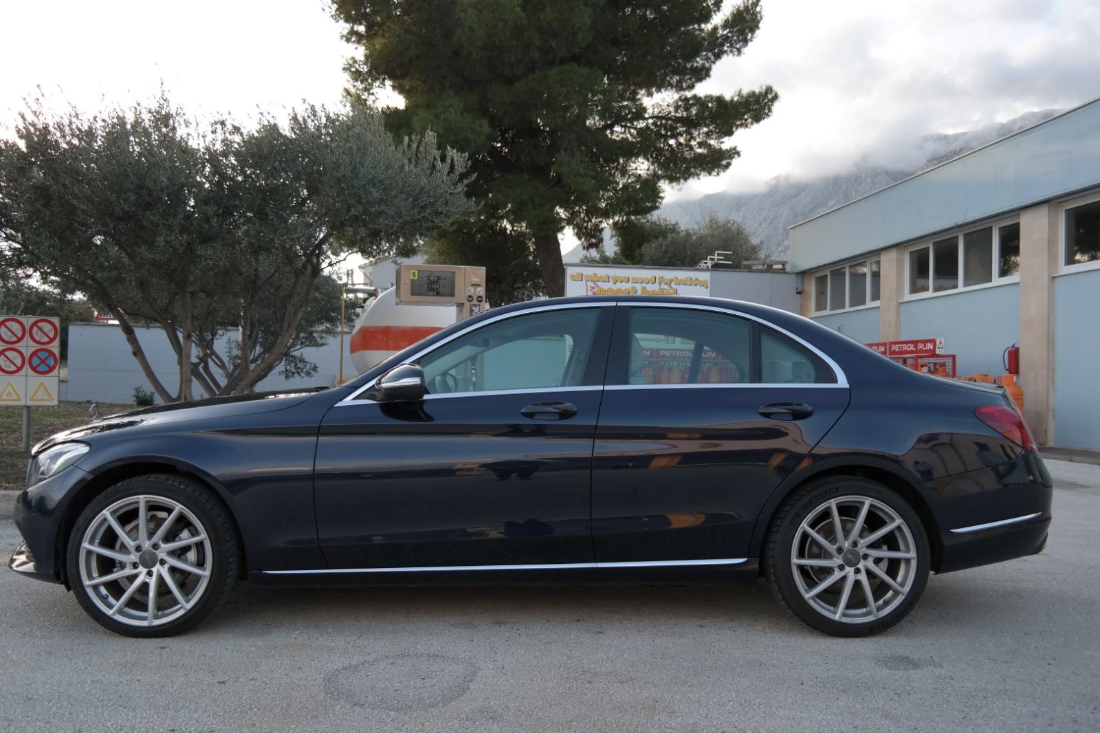 Mercedes-Benz C 220 CDI automat navigacija,koža,ksenon,servisna knjiga, pogled izvana - slika 4