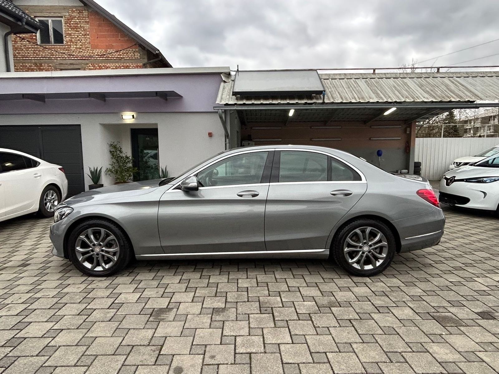 Mercedes-Benz C-klasa 180 *garancija na km**LED, odličan**, fotografija 2