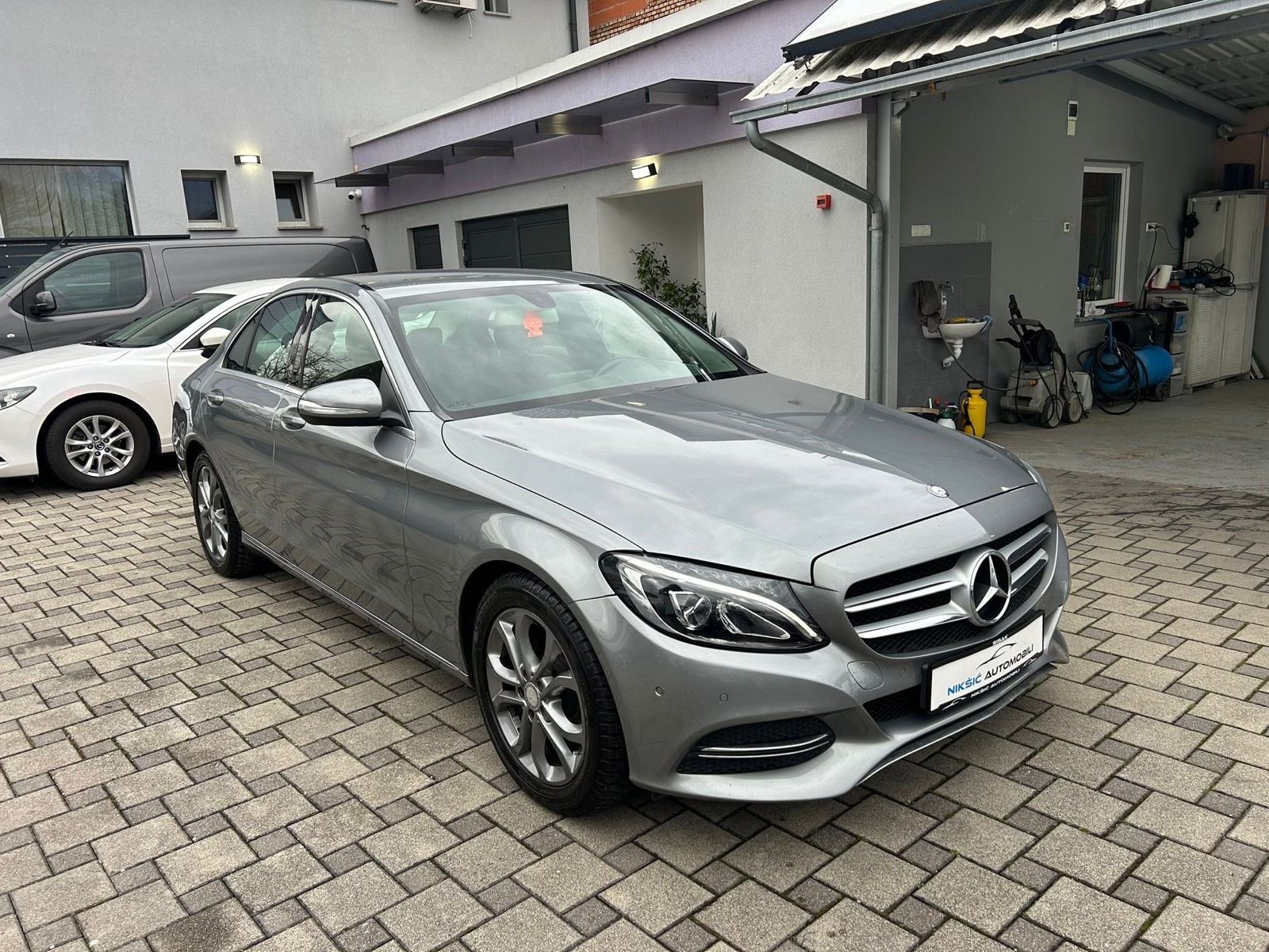 Mercedes-Benz C-klasa 180 *garancija na km**LED, odličan**, fotografija 7