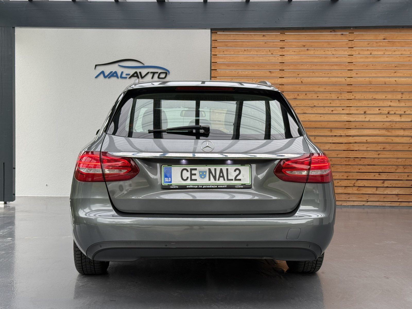 Mercedes-Benz C-klasa 200 LED-NAVIGACIJA-GRIJANJE SJED.-TEMPOMAT, pogled izvana - slika 5