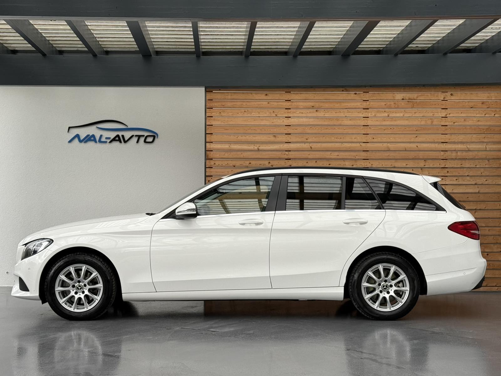 Mercedes-Benz C-klasa 220 D Aut. NAVIGACIJA-TEMPOMAT-LED, fotografija 6