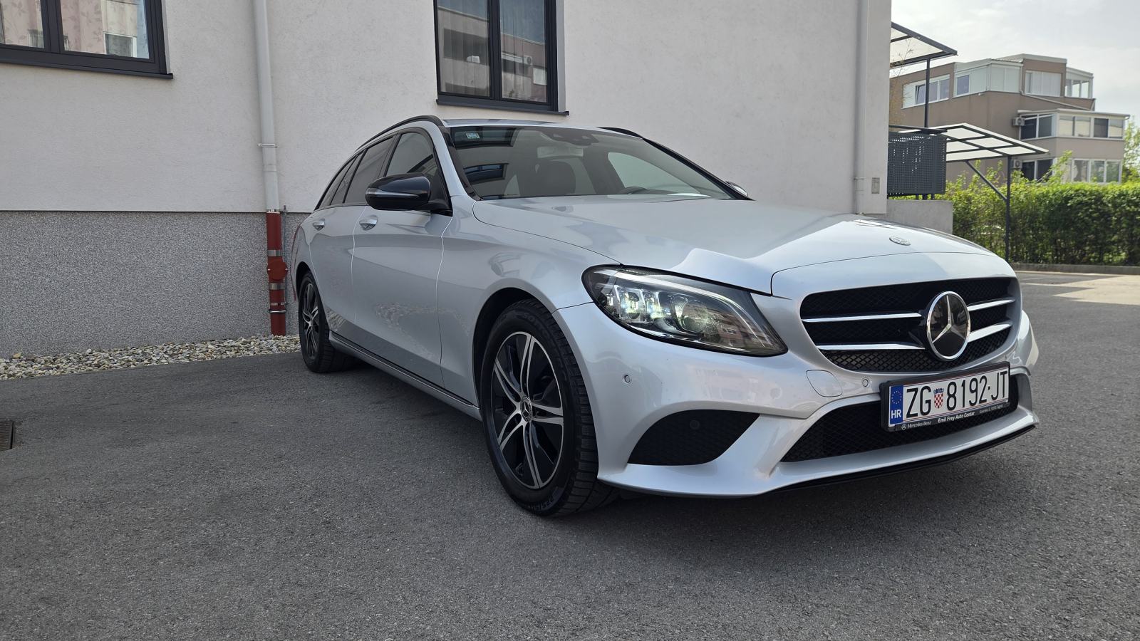 Mercedes C220d automatik Night Package Reg 1.god. Servisna 2 seta guma, pogled izvana - slika 2