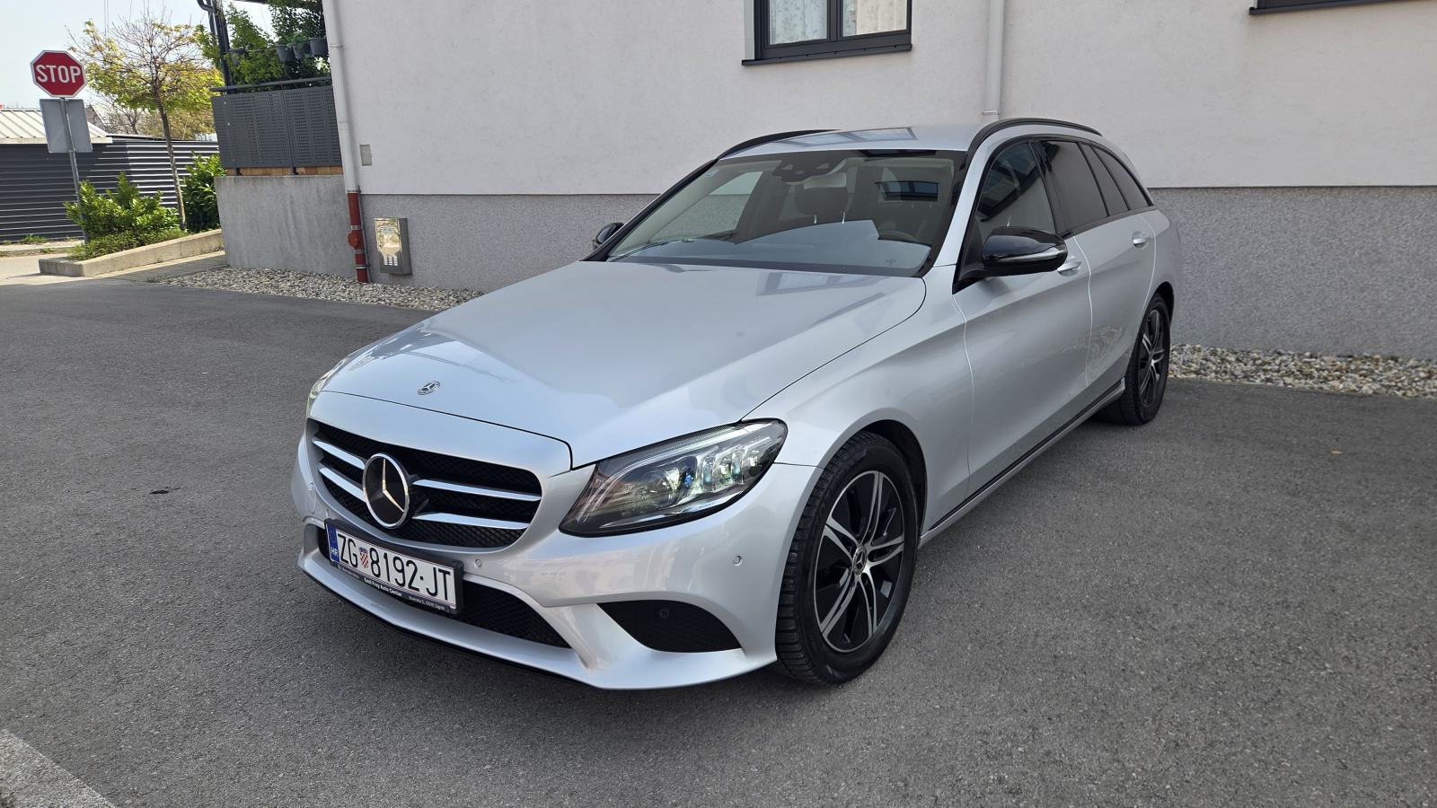 Mercedes C220d automatik Night Package Reg 1.god. Servisna 2 seta guma, pogled izvana - slika 3