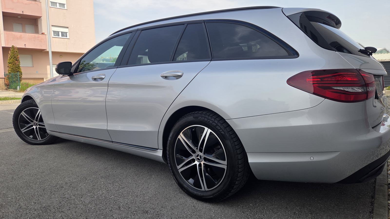 Mercedes C220d automatik Night Package Reg 1.god. Servisna 2 seta guma, pogled izvana - slika 4