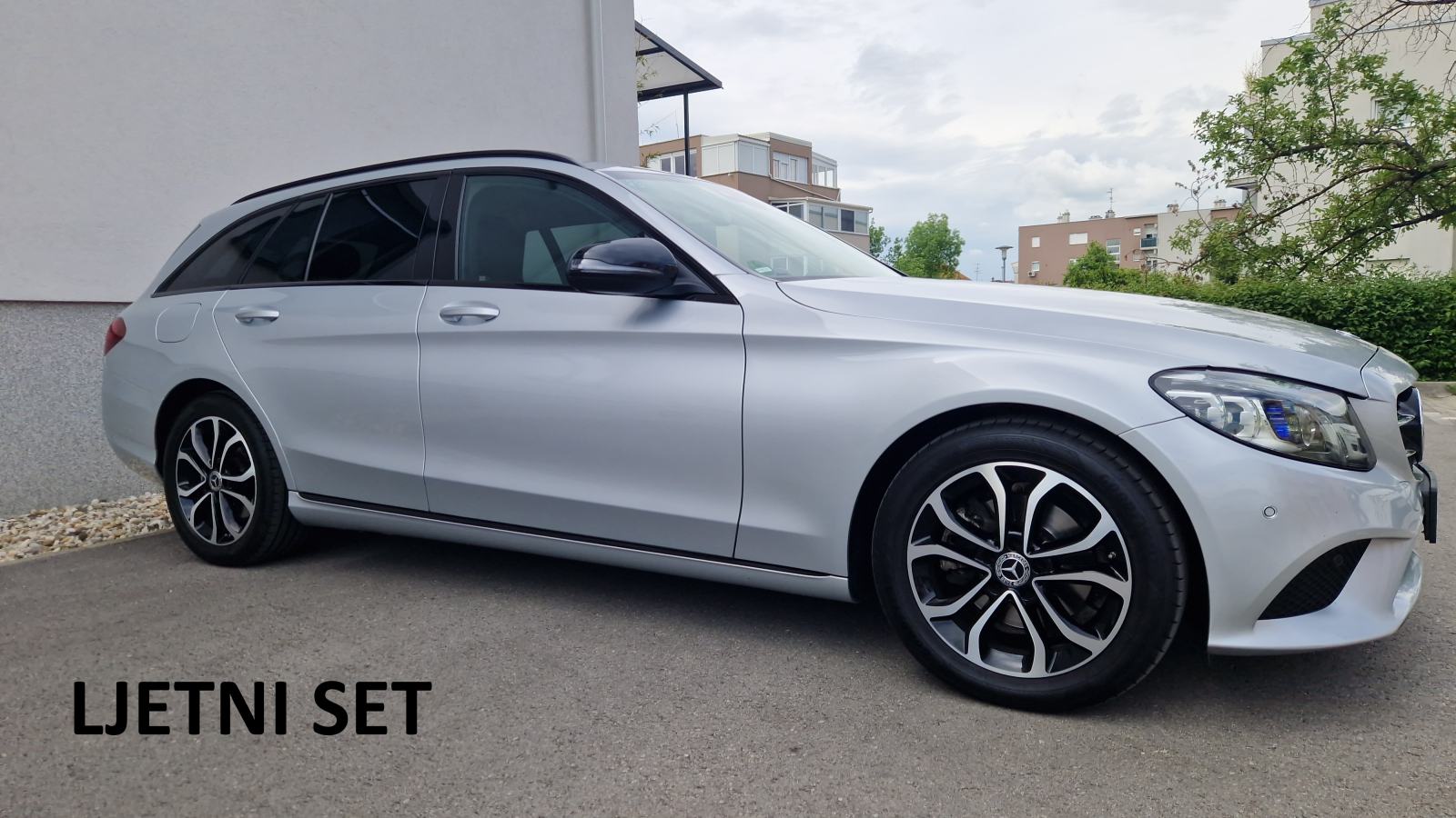 Mercedes C220d automatik Night Package Reg 1.god. Servisna 2 seta guma, fotografija 9