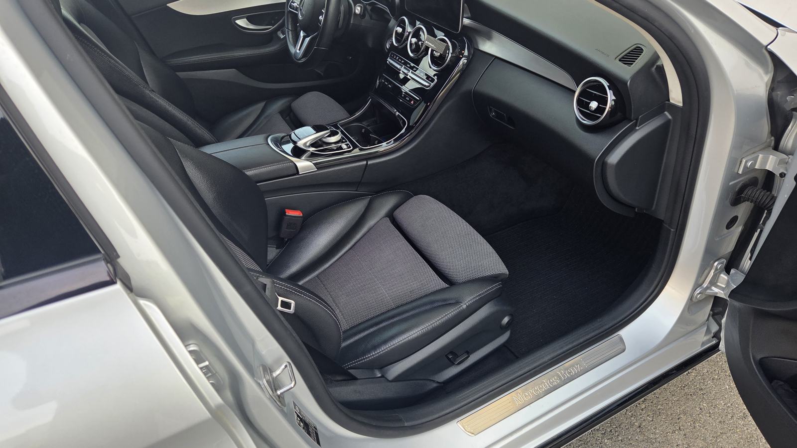 Mercedes C220d automatik Night Package Reg 1.god. Servisna 2 seta guma, fotografija 11