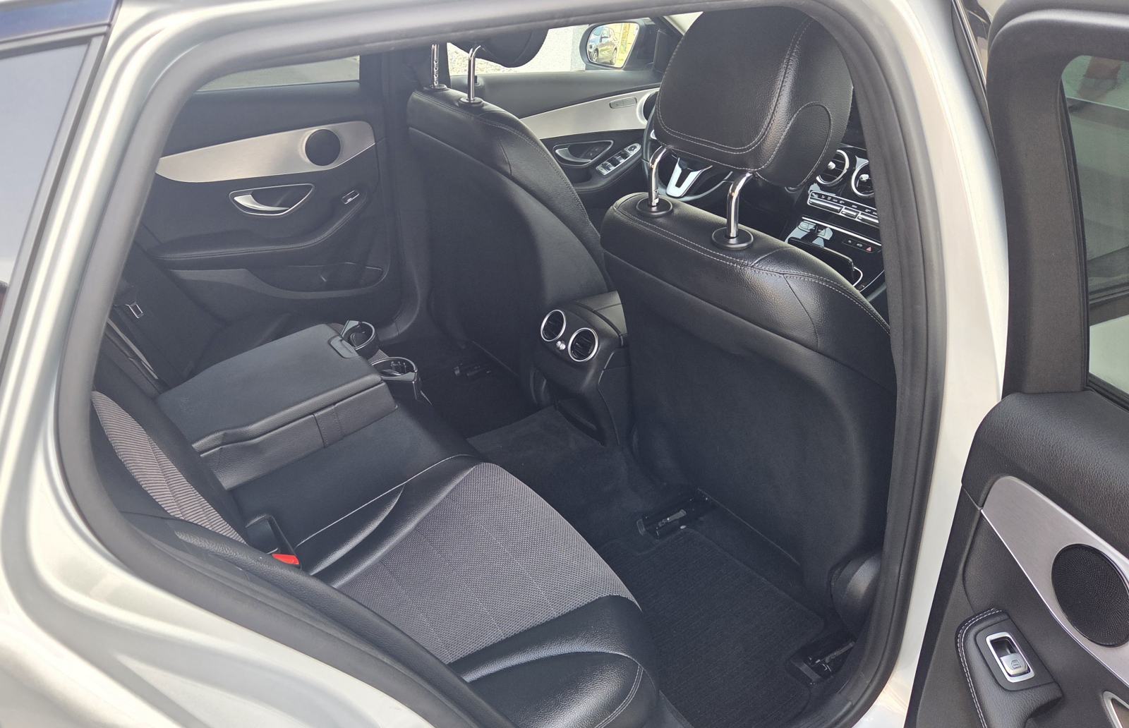 Mercedes C220d automatik Night Package Reg 1.god. Servisna 2 seta guma, fotografija 13